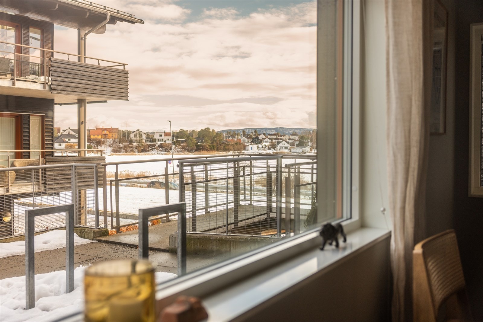 Fra kjøkkenet kan du se rett ut på vannet. Galleribilde