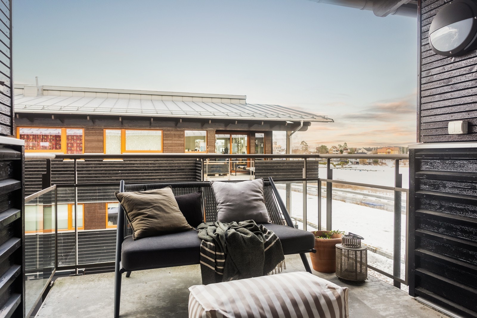 Balkongen har morgensol og sol utover dagen, utsikt mot vannet og fellesområdene i sameiet. Galleribilde