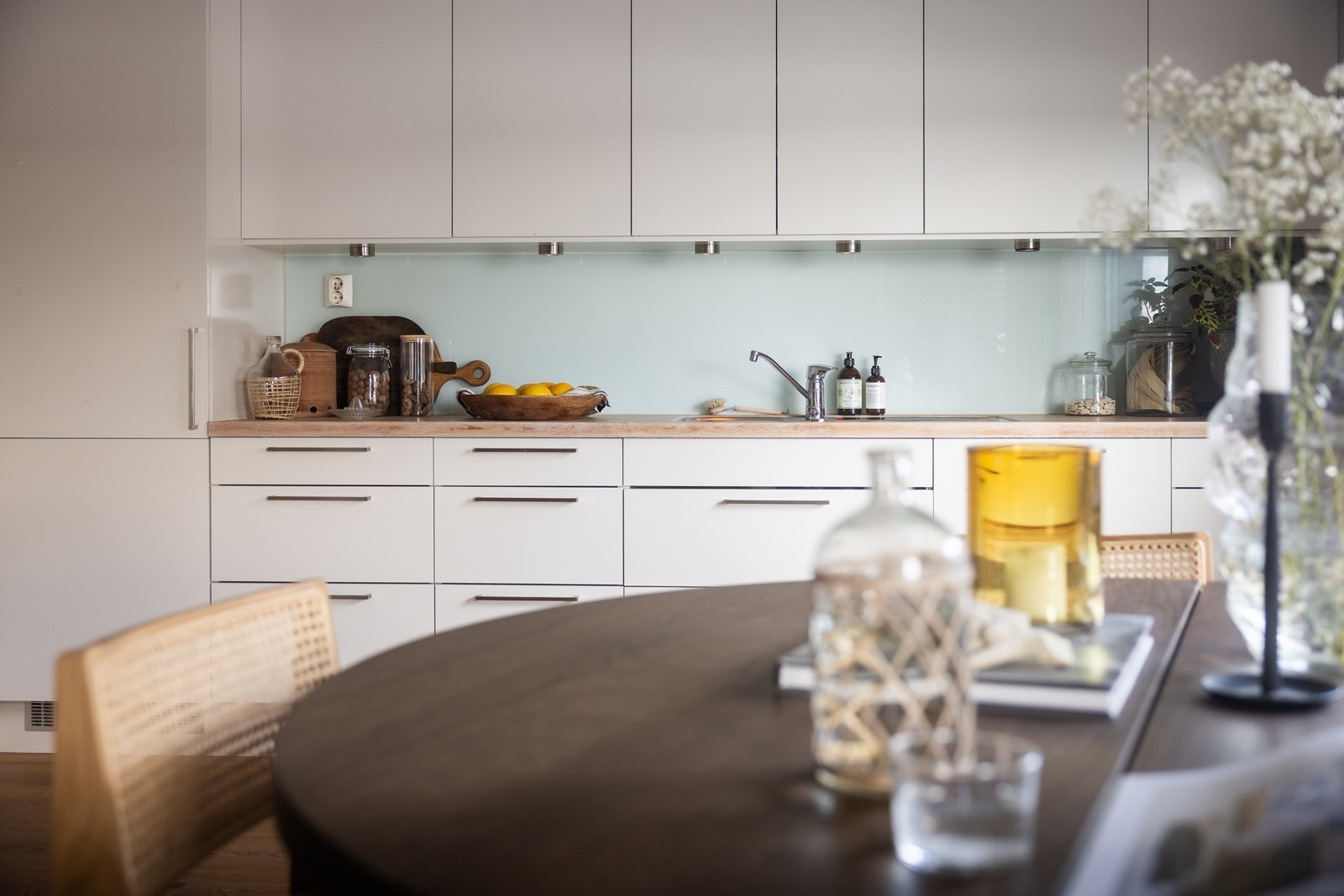 Kjøkkenet har rikelig med skap- og skuffeplass. Galleribilde