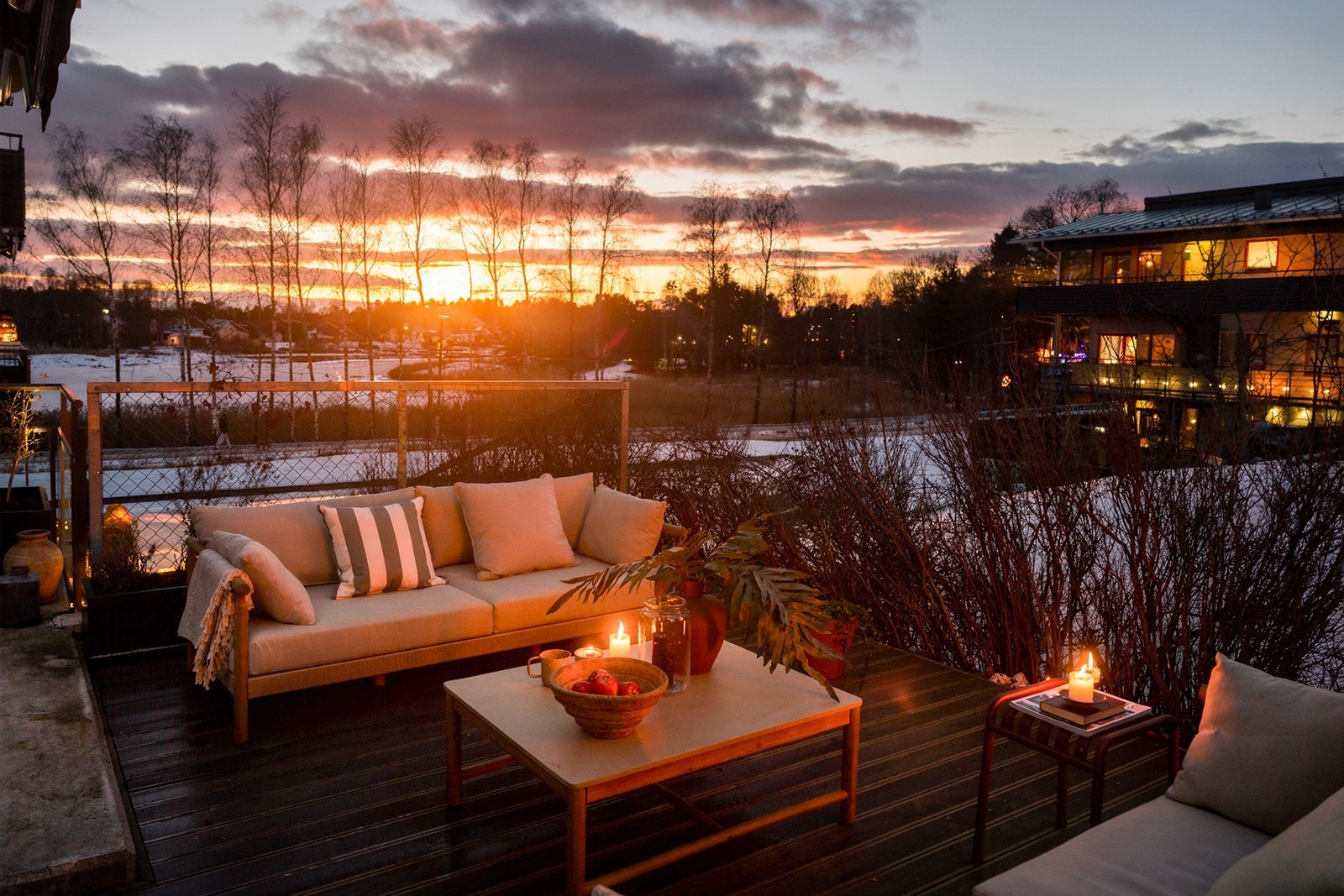 Boligen har 3 uteplasser. Denne terrassen er vestvendt og gir sol til etter kl. 21 midt på sommeren. Galleribilde