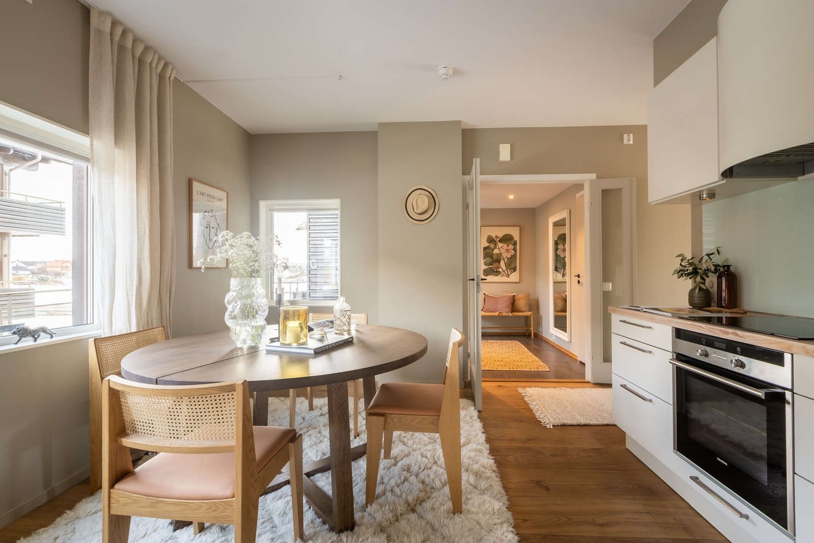 Det store vinduet gir fantastisk lys inn på kjøkkenet, og det sørvendte vinduet gir hyggelig utsikt mot vannet. Galleribilde