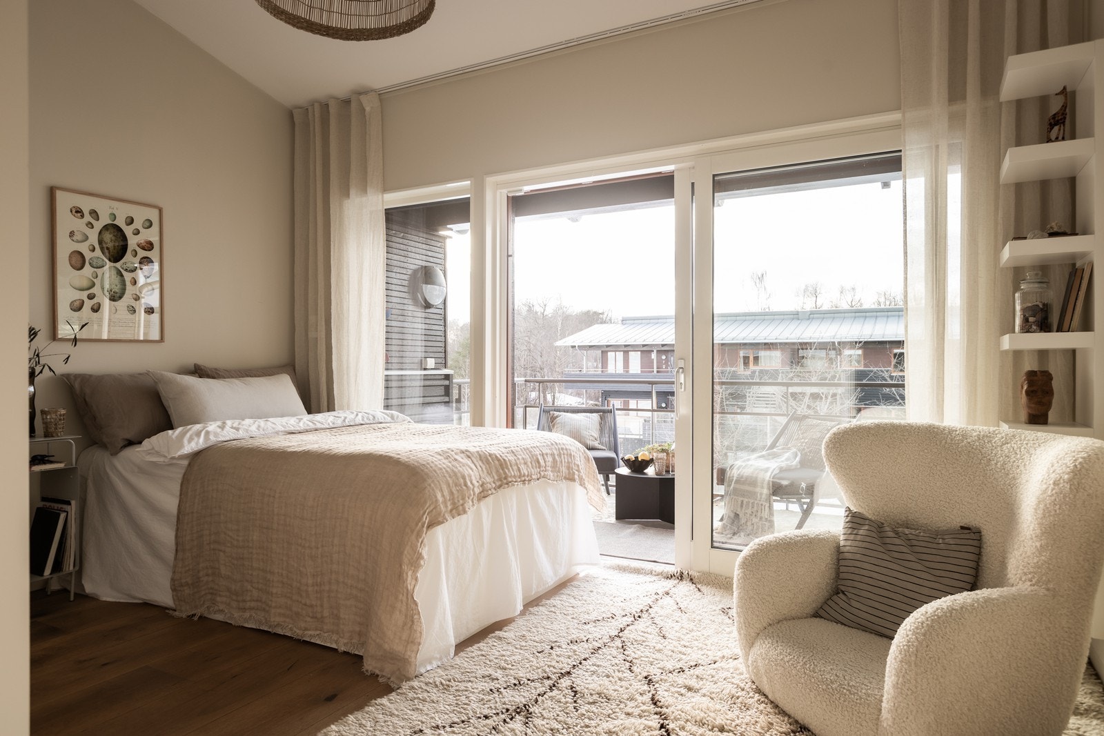 Soverom 1 av 4: Stort soverom med skyvedører ut til balkong med kveldssol. Rommet får en fantastisk atmosfære med de store vinduene. Galleribilde