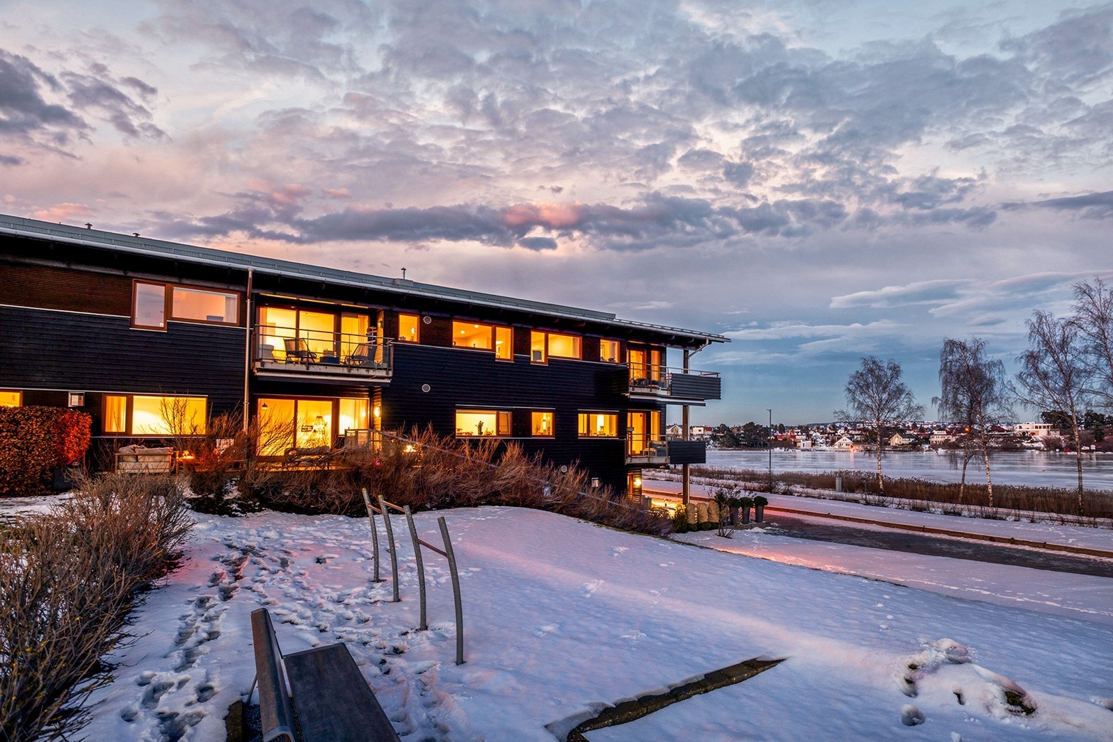 Boligen ligger flott til i rolige omgivelser, utsikt til vannet og gode solforhold. Galleribilde