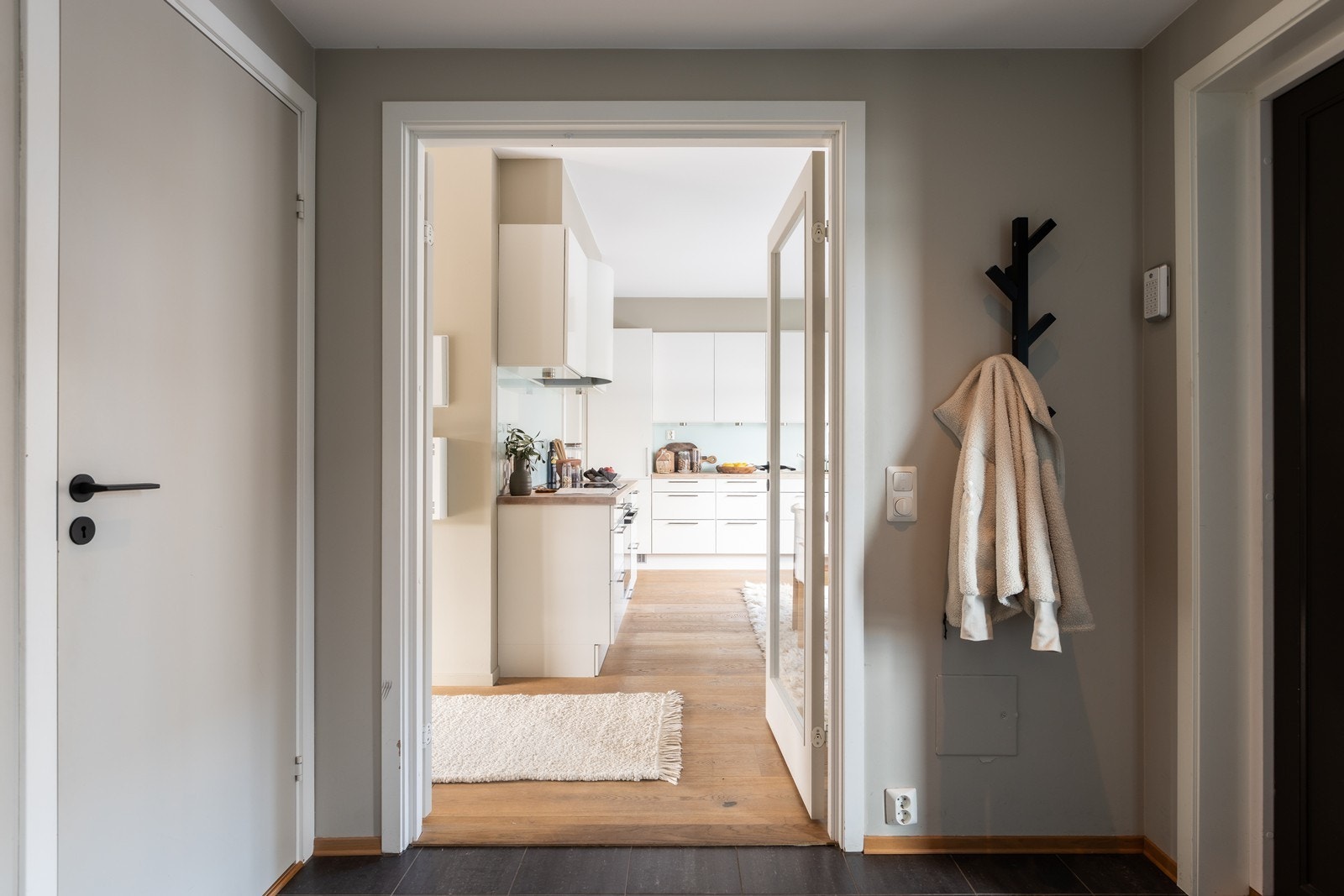 Det er ekstra lagring under trappen, døren til venstre i bildet. Galleribilde