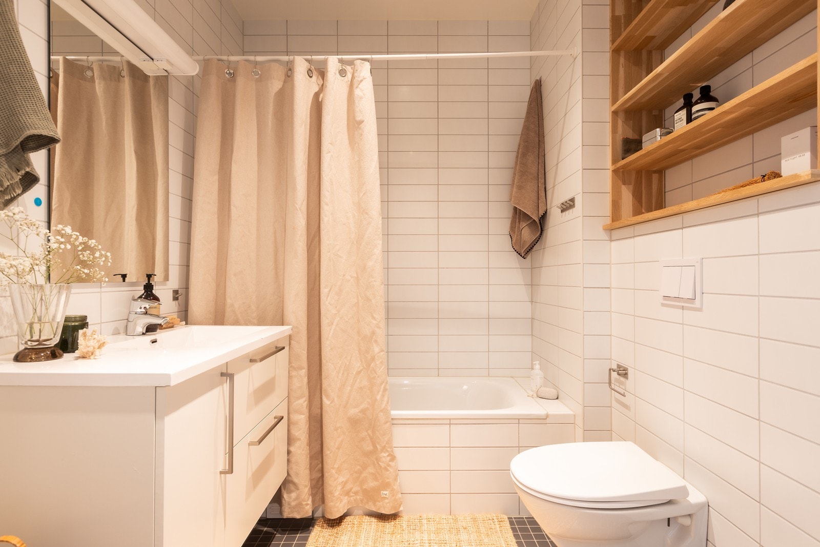 Bad 3 av 3: Badet ligger i 2. etasje rett utenfor soverom 1 og 2. Galleribilde