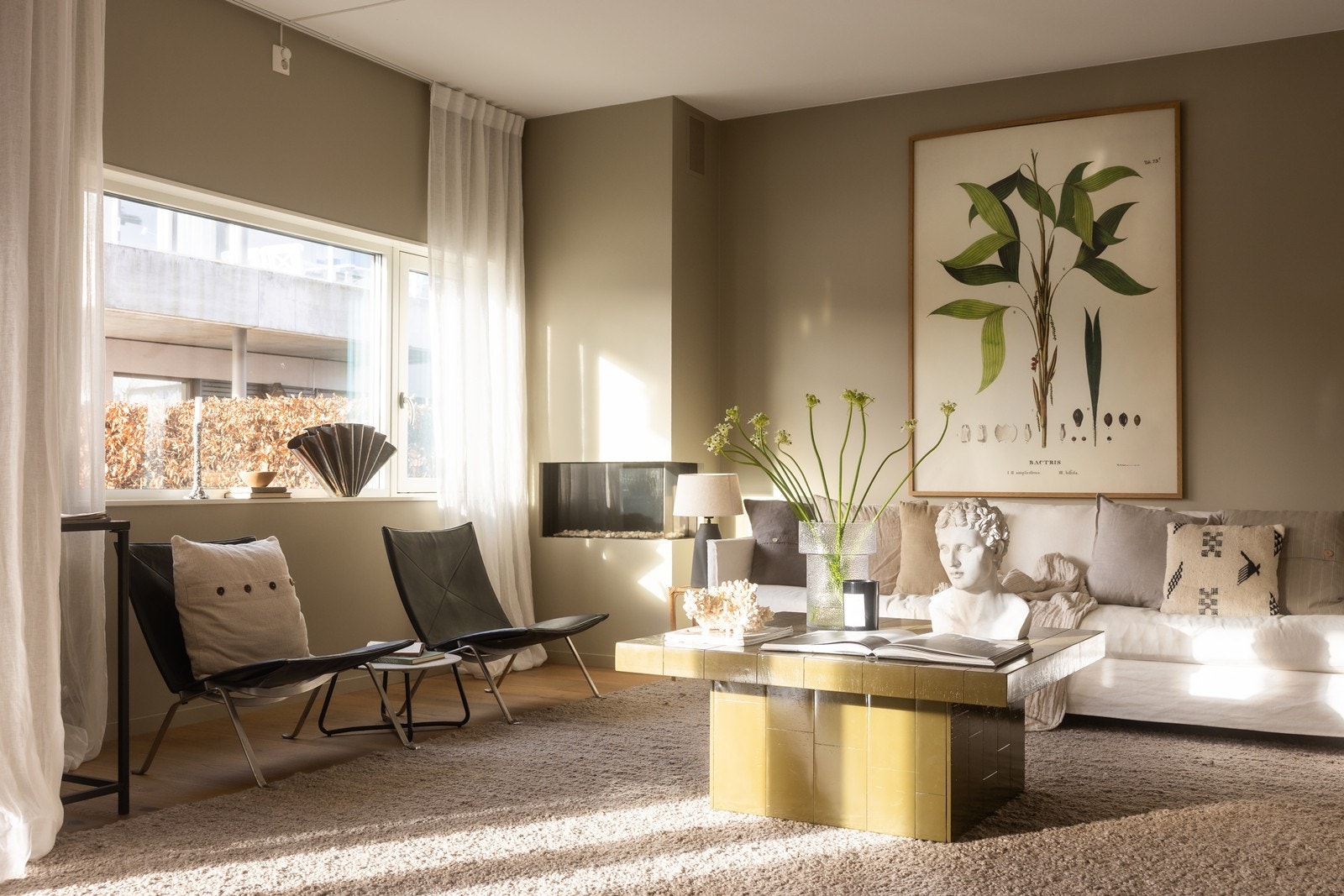 Stor stue med gode lysforhold og gasspeis. Galleribilde