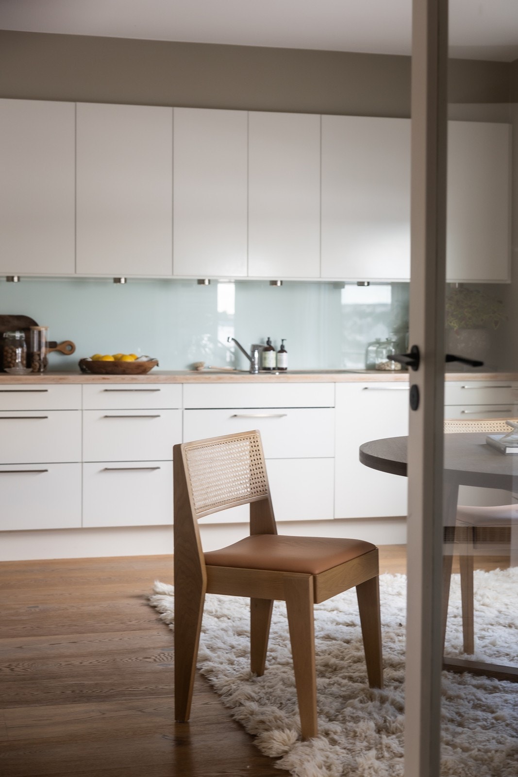 Fra hall/entré inn mot kjøkkenet. Galleribilde