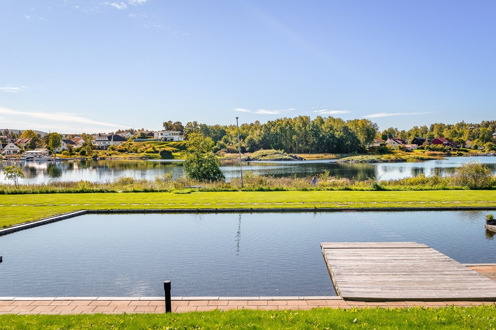 Idylliske omgivelser rett utenfor døren, vannspeilet er på sameiets tomt. Galleribilde