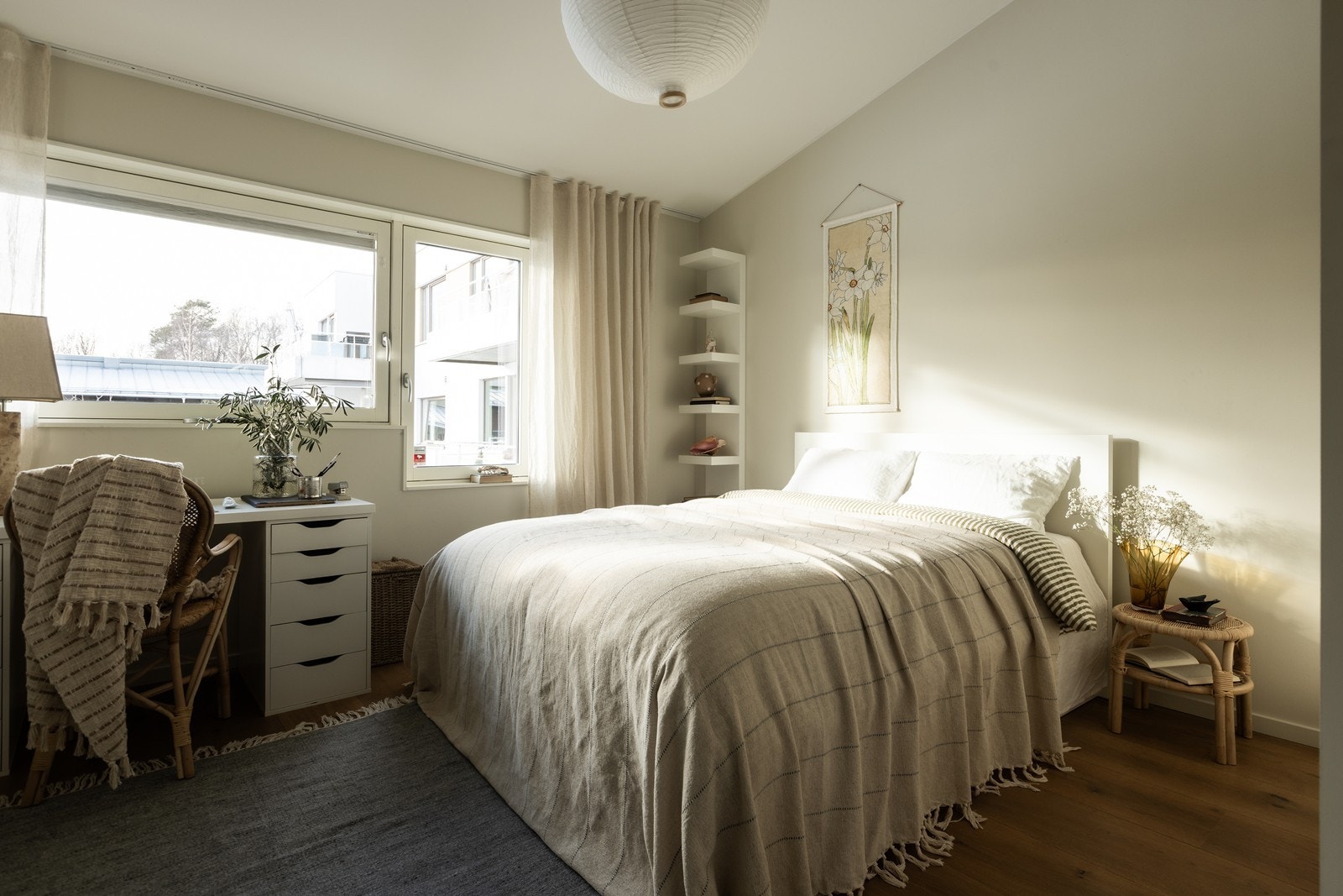 Store vinduer mot vest, god takhøyde og rikelig med skapplass. Galleribilde