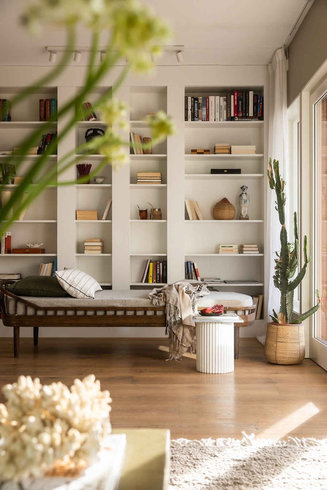 Plassbygget hylle i stuen. Galleribilde