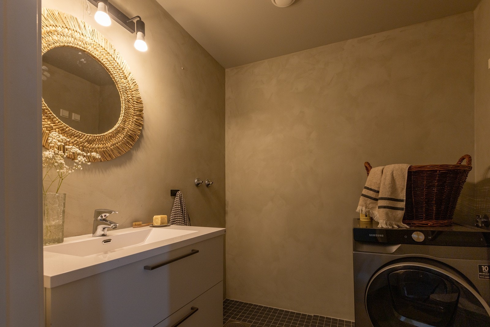 Bad 1 av 3: Bad i 1 etasje brukes i dag som gjestetoalett og vaskerom. Her er det koblinger i vegg hvis man ønsker å sette dusjhjørnet tilbake i bruk. Galleribilde