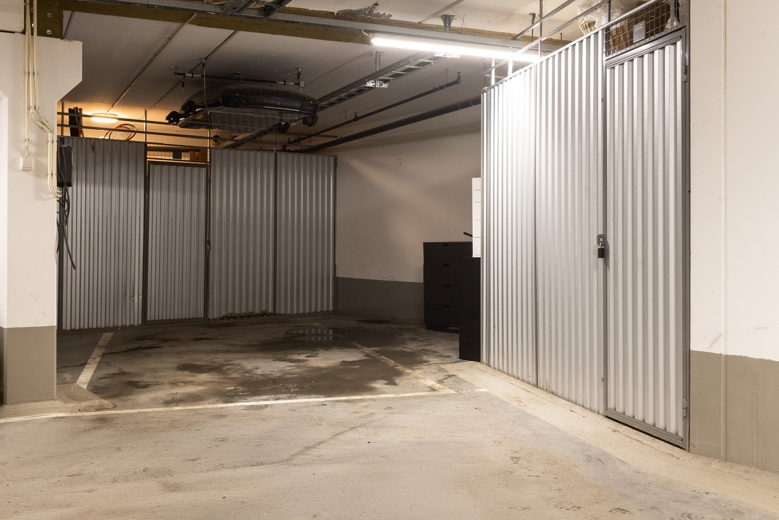 Ekstra bred garasjeplass og 2 boder på til sammen 16 m² Galleribilde