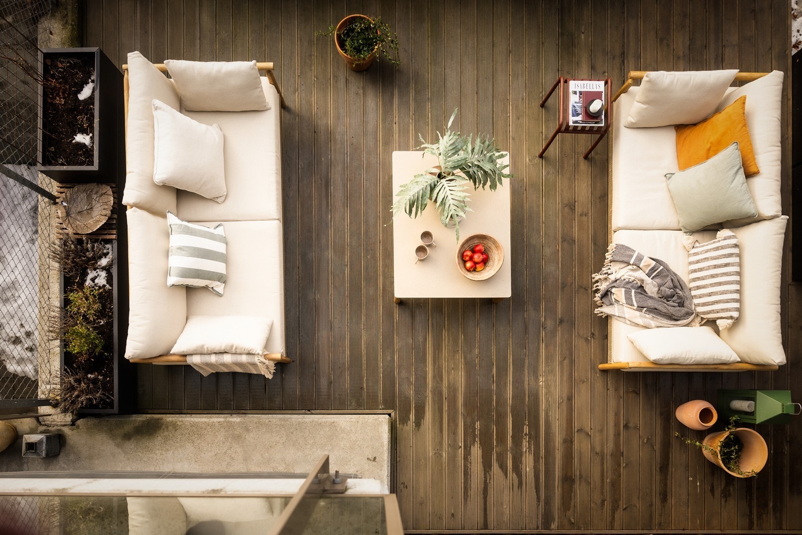 Terrasseplattingen er lagt over gressflekken som var der fra opprinnelig. Galleribilde