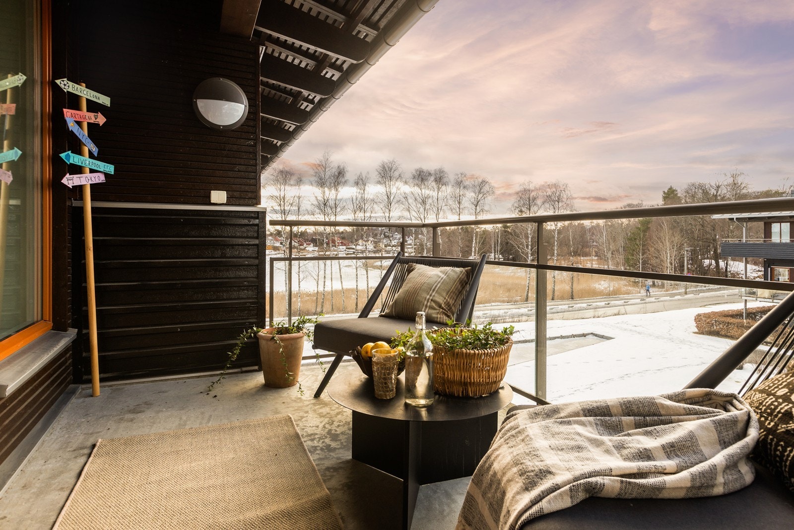 Overbygget balkong på 8 m² med utsikt mot vannet og kveldssol. Galleribilde