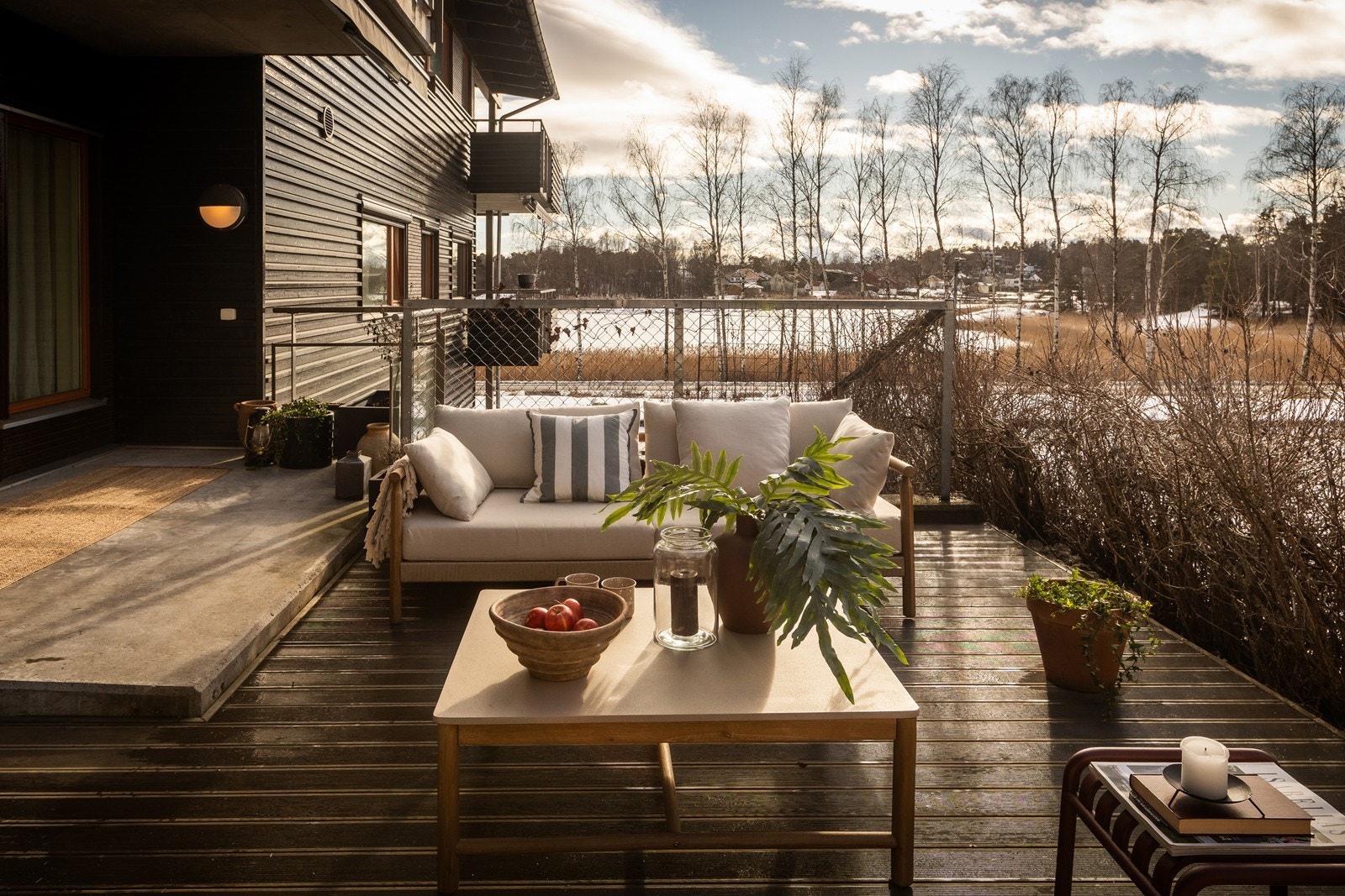 Uteplassen ut fra stuen er på ca 50 kvm, har god plass til utemøbler, utsikt mot Hundsundet. Galleribilde