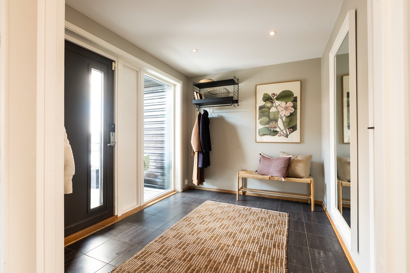 Stor hall med masse plass, perfekt for en stor familie. Yale Doorman dørlås. Galleribilde