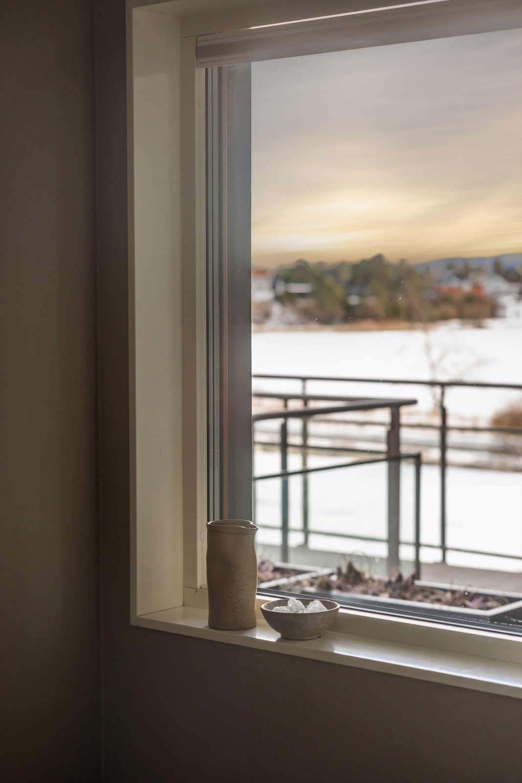 Når isen smelter blir det idyllisk sjøutsikt fra kjøkkenet. Galleribilde