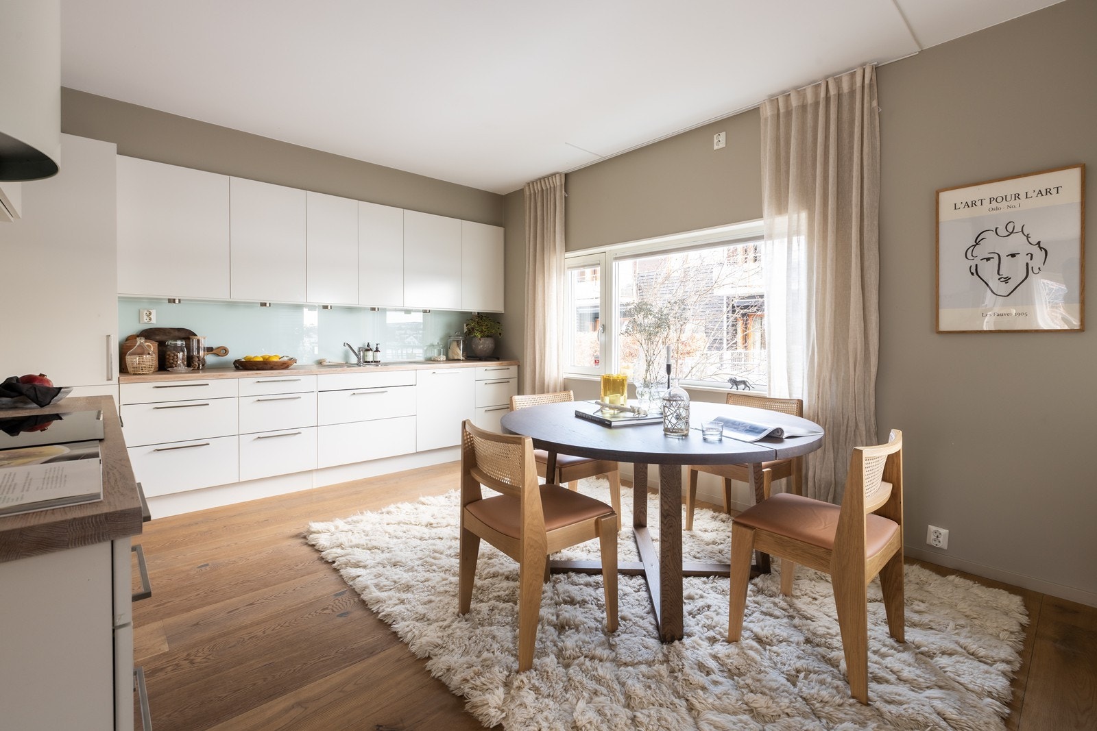 Stort lyst kjøkken med god plass til spisebord. Her er det også plass til å sette inn en kjøkkenøy uten at dette går utover spiseplassen på kjøkkenet. Galleribilde