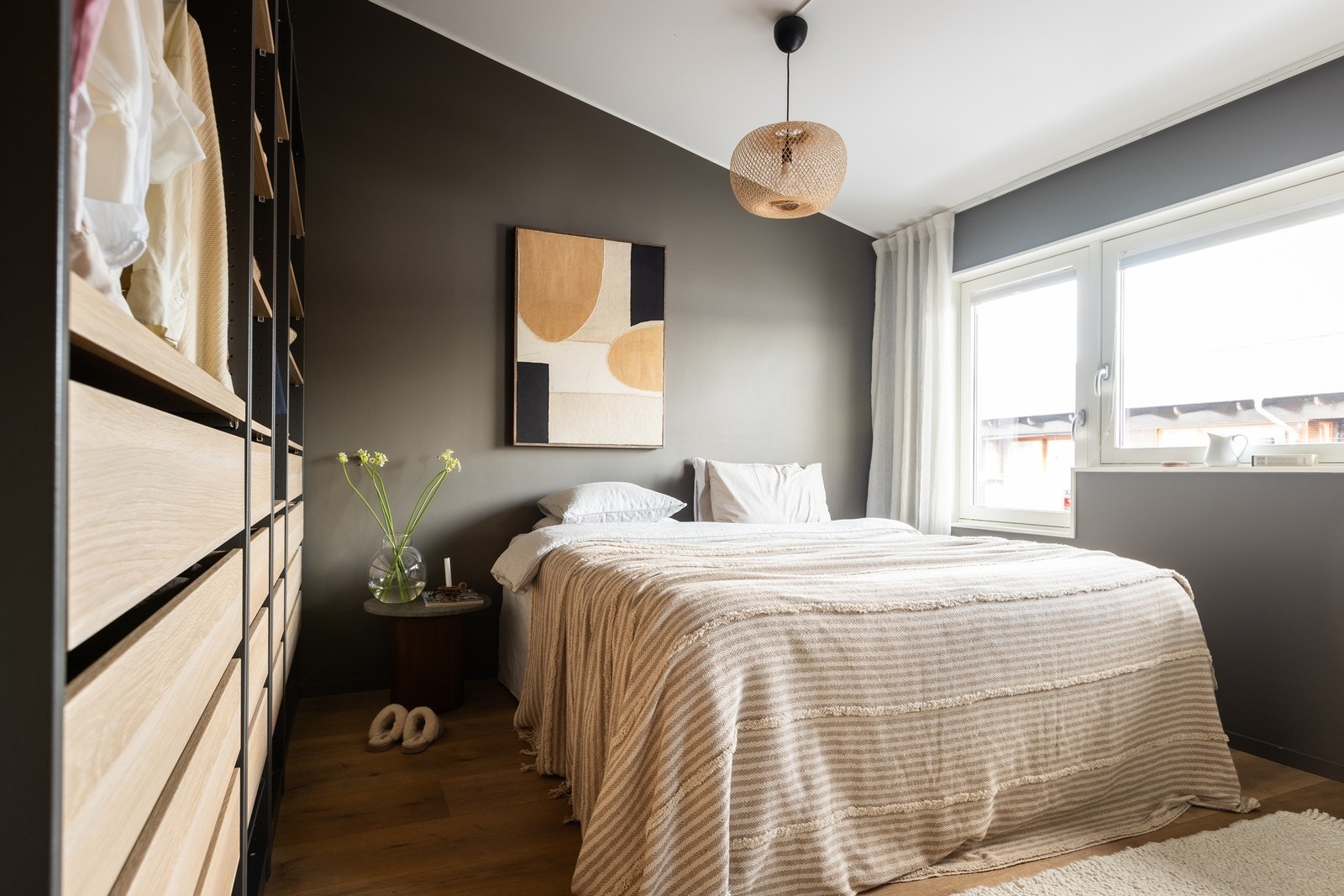 Soverom 3 av 4: Hovedsoverom med god plass til dobbeltseng, god takhøyde og stor garderobeløsning. Galleribilde