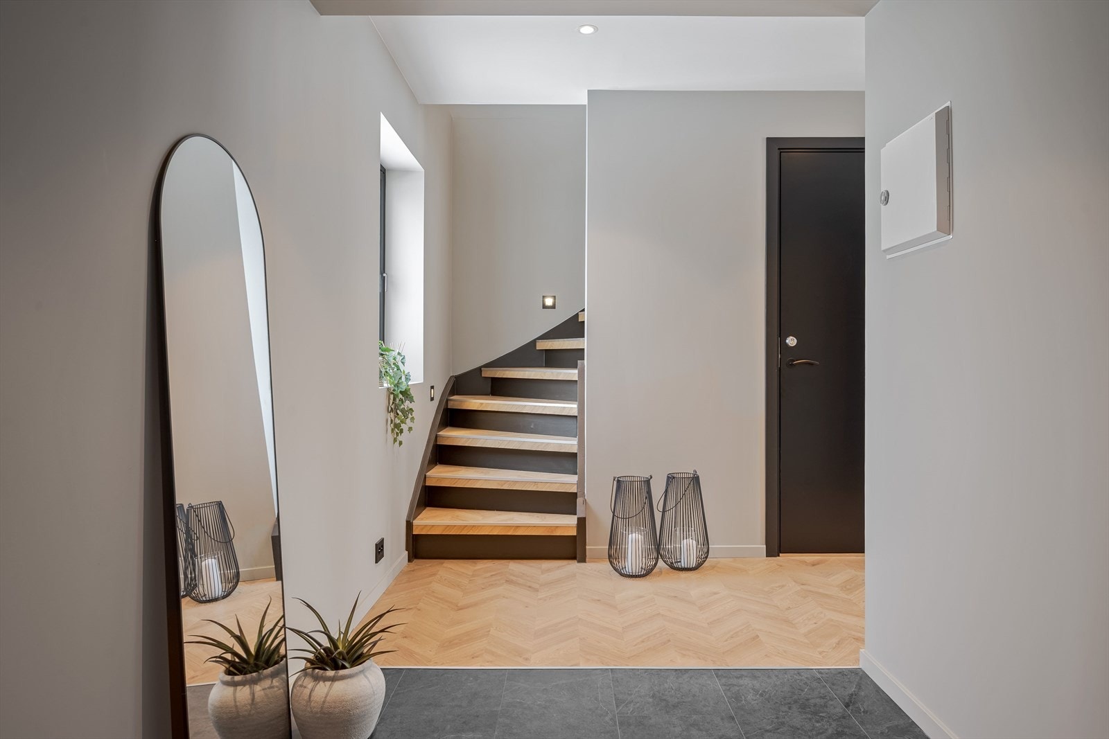 Boligen har en innholdsrik planløsning over tre plan med bla. 2 stuer, 2 kjøkken, 6 soverom og 3 baderom. Galleribilde