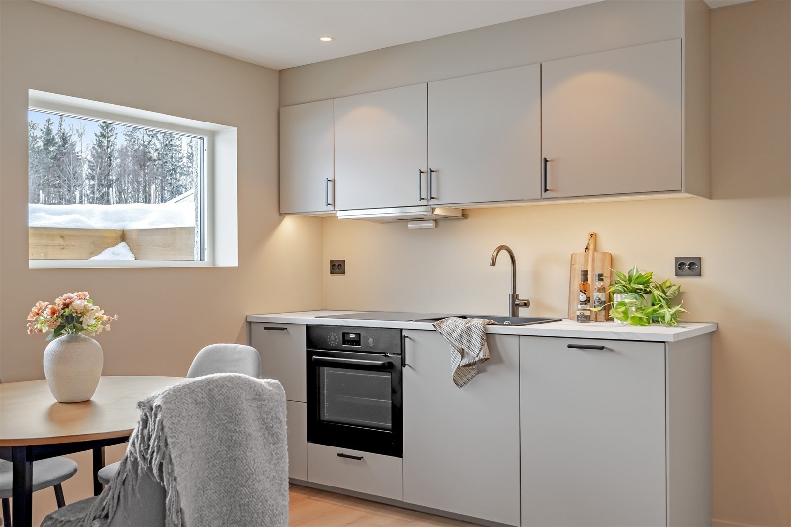 Det er satt inn nye større vinduer i kjelleren i 2025. Også her er det god og moderne standard med enstavs gulv, glatte malte overflater, skjult elektrisk anlegg og downlights i himlingen. Galleribilde