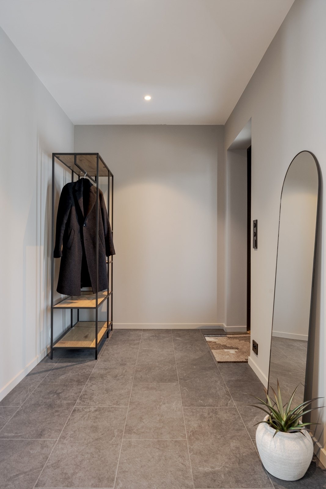 Entréen har høy standard fra 2025 med flislagt gulv, glatte malte overflater, skjult elektrisk anlegg og downlights i himlingen. Galleribilde