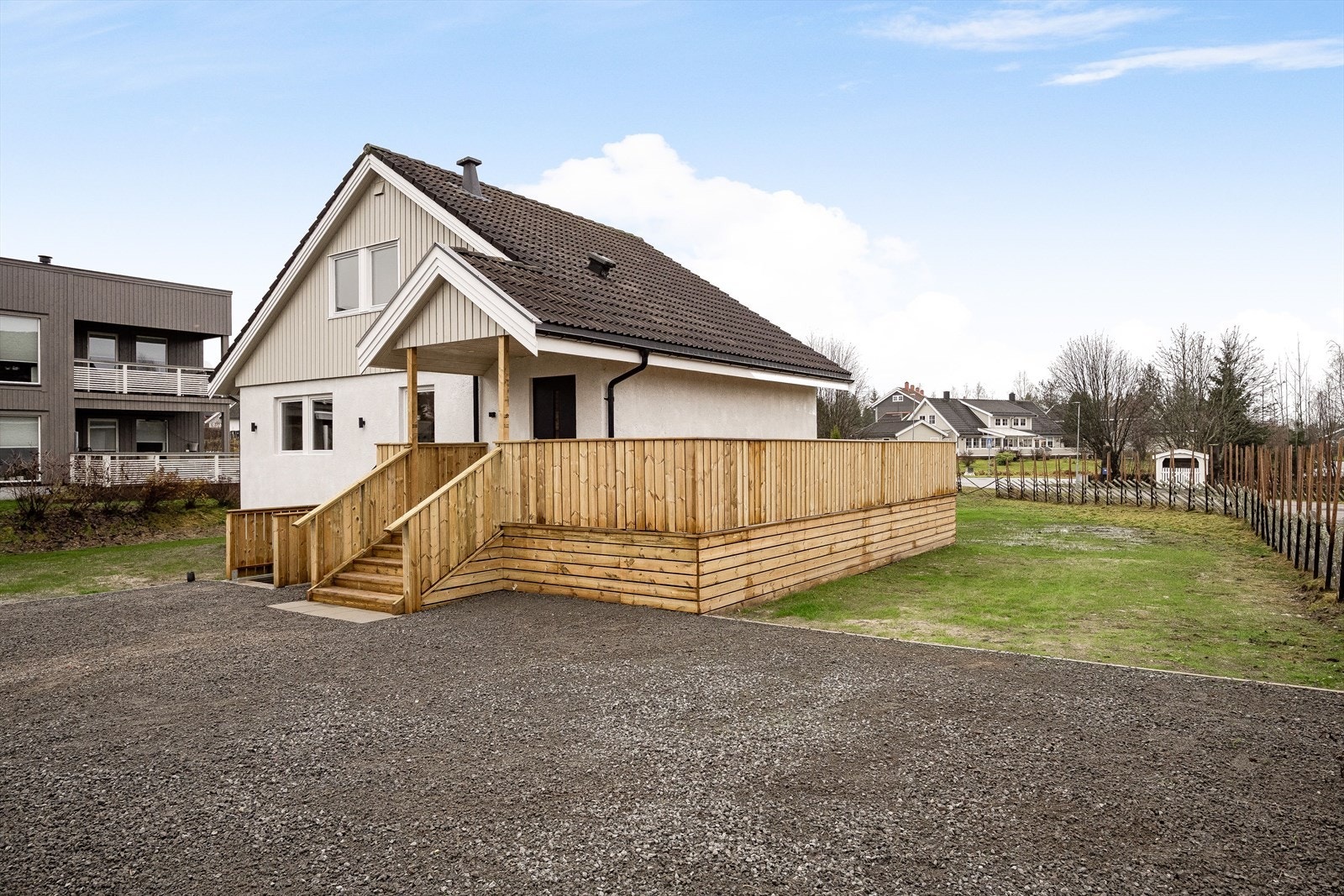 I nærområdet er det flere fine turstier som blant annet tar deg til den flotte bymarka i Svartholtet. Her er det også skiløyper på vinterstid som går blant annet til Svenkerudvollen. Galleribilde