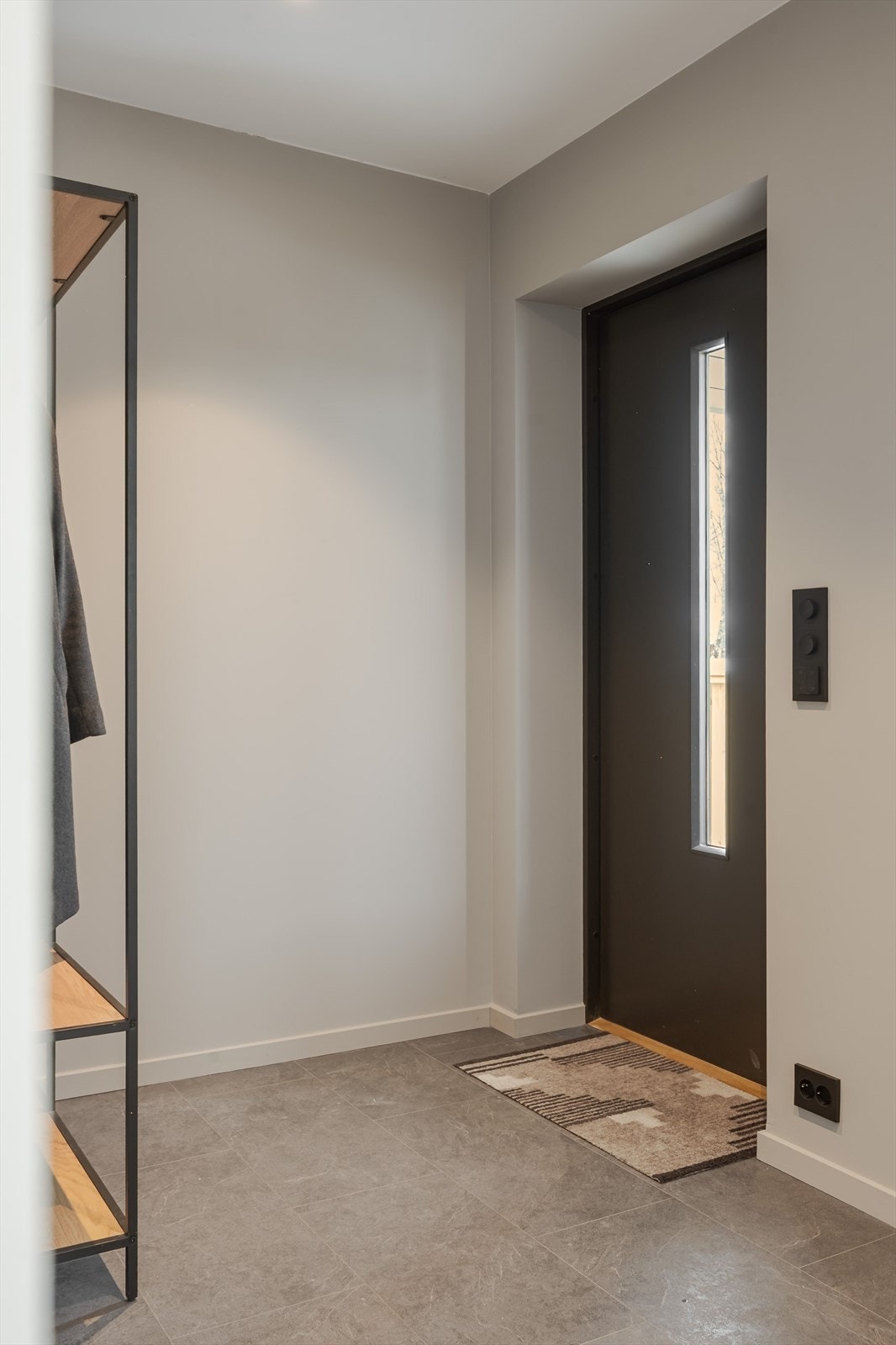 Når du entrer boligen, kommer du inn i en flott entré som gir et godt førsteinntrykk av den lekre boligen. Galleribilde