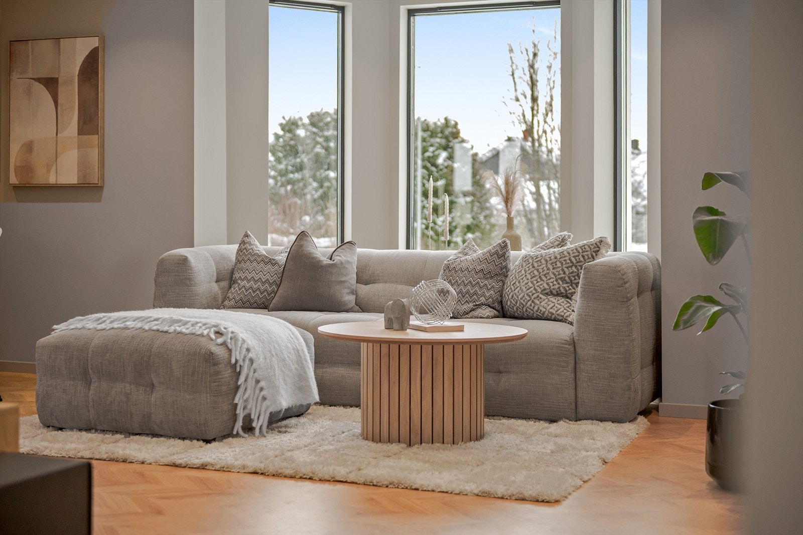 Høy standard fra 2025 med fint fiskebensgulv, glatte overflater malt i en stilren farge, skjult elektrisk anlegg og downlights i himlingen. Galleribilde