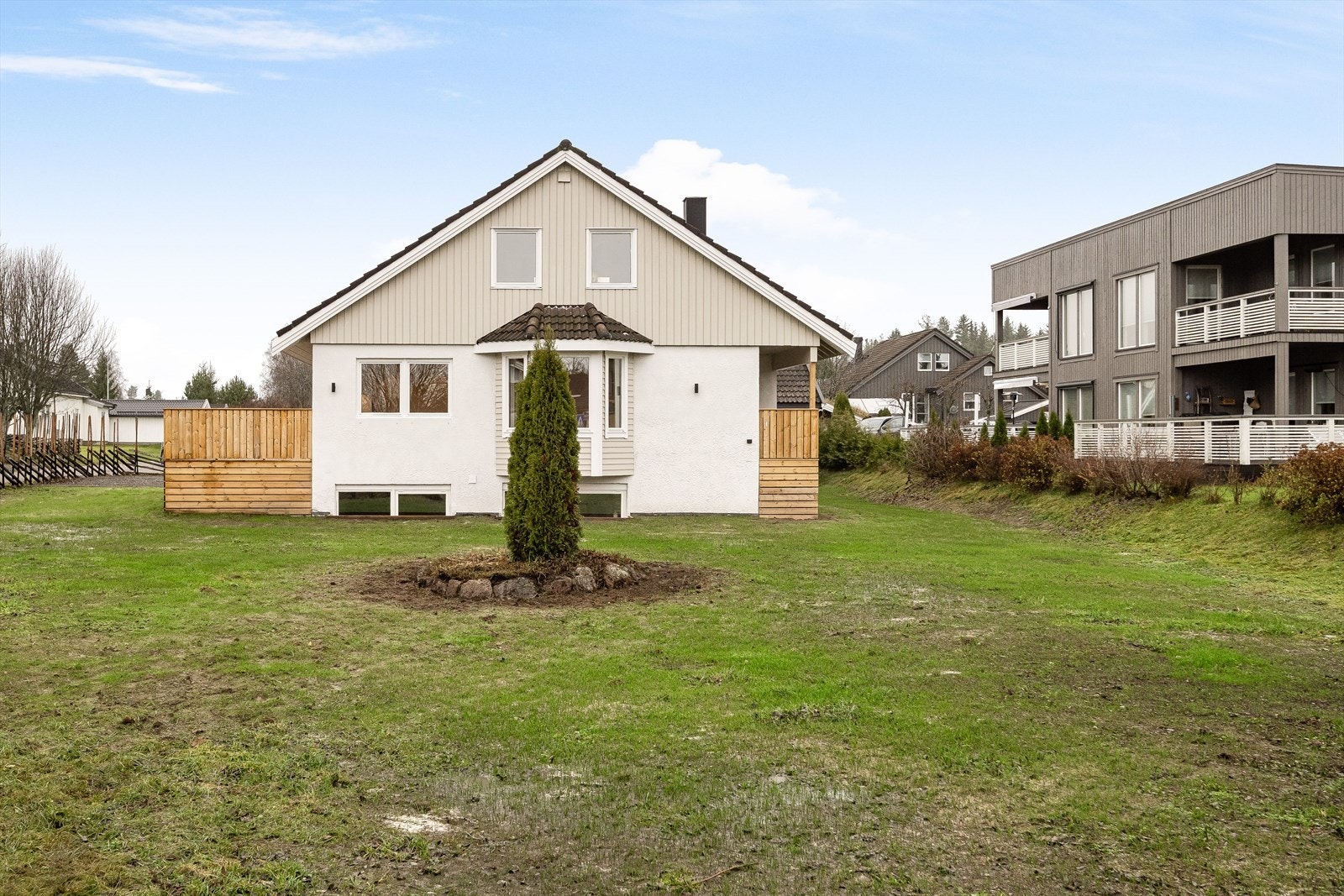 Eiertomt på ca. 1 119,1m². Tomten er opparbeidet med plen og noe beplantning. Gruset gårdsplass. Eiendommen er delvis innhegnet med skigard. Galleribilde