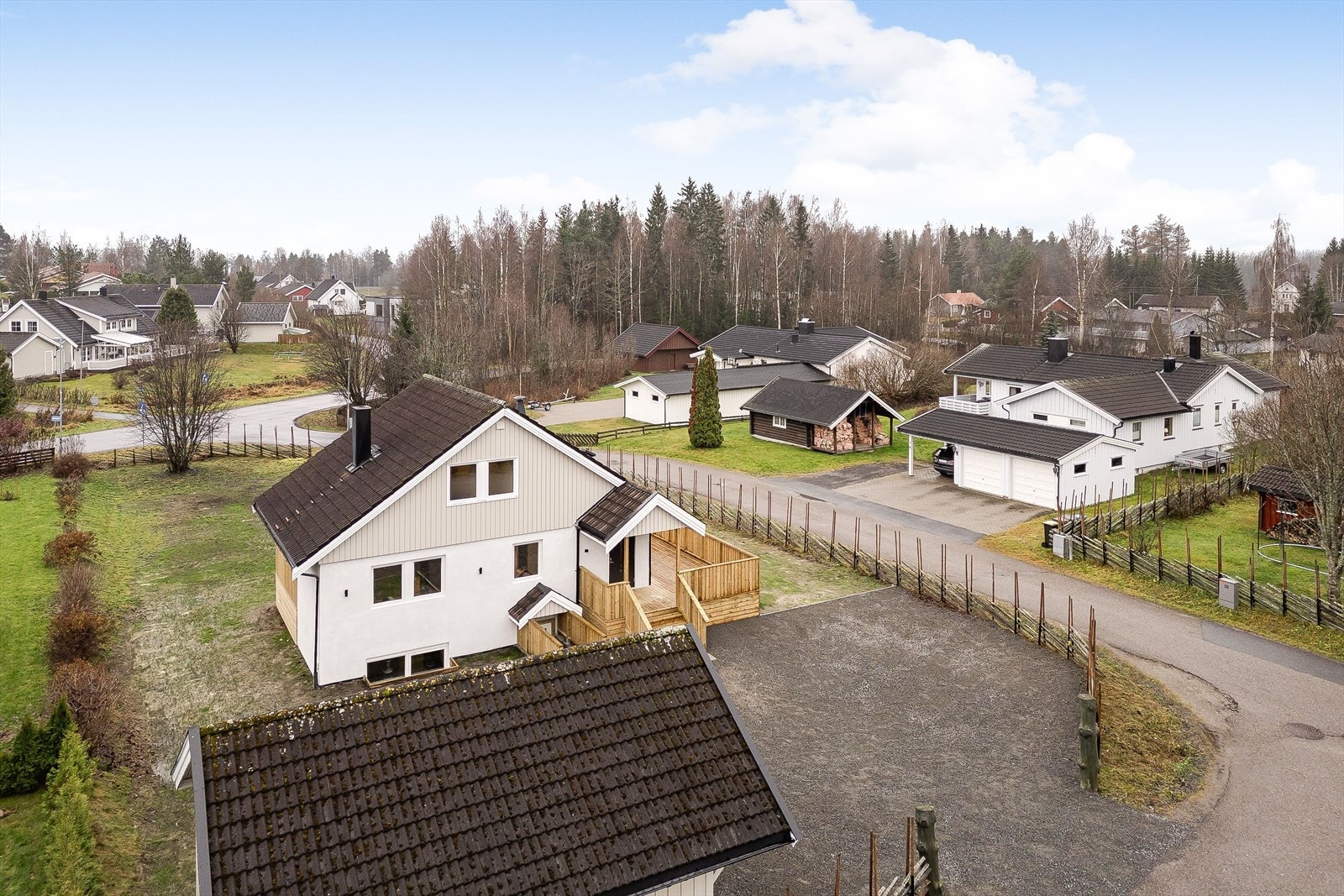 Det er ca. 3,5 km til Elverum sentrum hvor man finner det meste av servicetilbud. Her er det et yrende bylig med kjøpesentre, forretninger, kafeer, restauranter, kino, bibliotek, idrettshaller med mer, samt ungdomsskole og videregående skole. Galleribilde