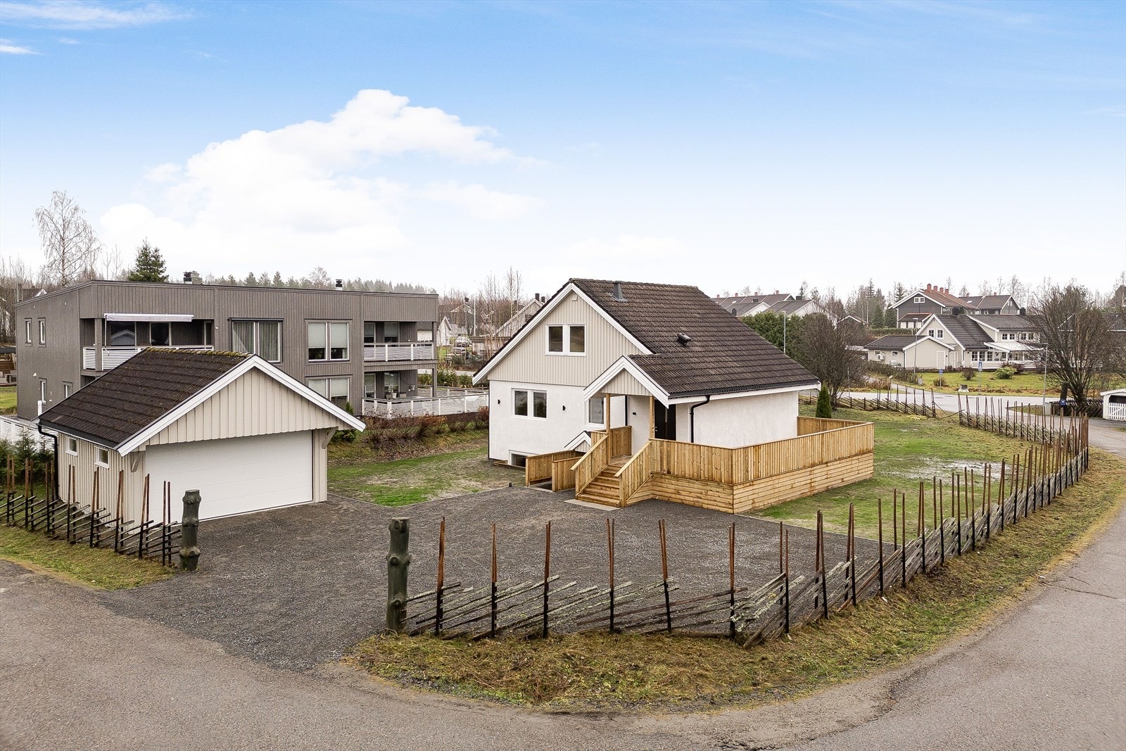 Eiendommen ligger sentralt plassert på Hanstad med kort vei til barnehage, barneskole og daglivarebutikker med post. Galleribilde