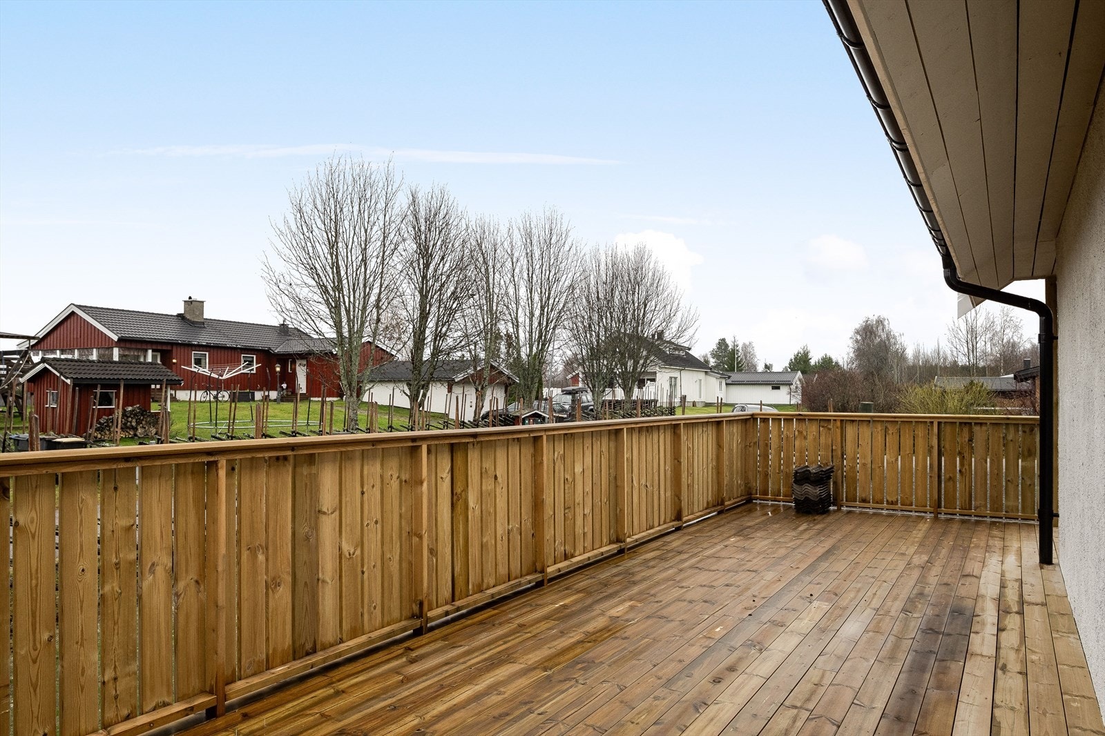 Ved inngangspartiet er det en stor og solrik terrasse på ca. 32m² mot vest. Galleribilde
