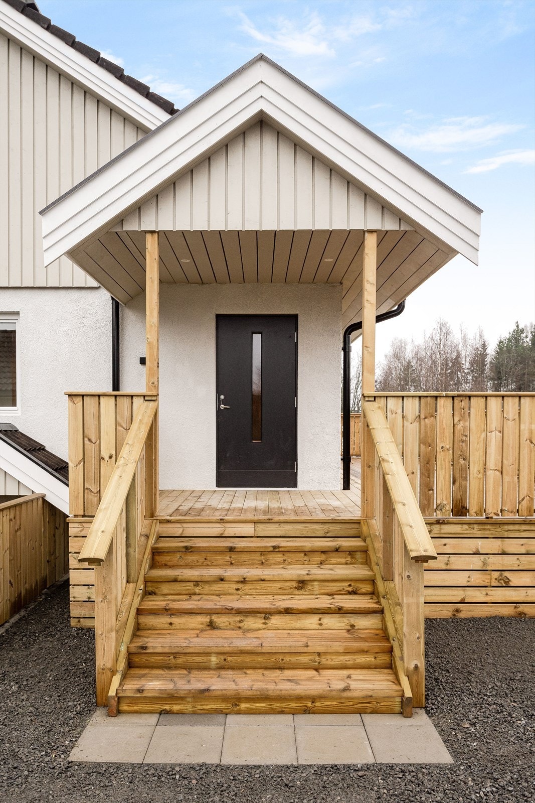 Du ønskes velkommen inn via et overbygget inngangsparti som er en del av terrassen. Galleribilde