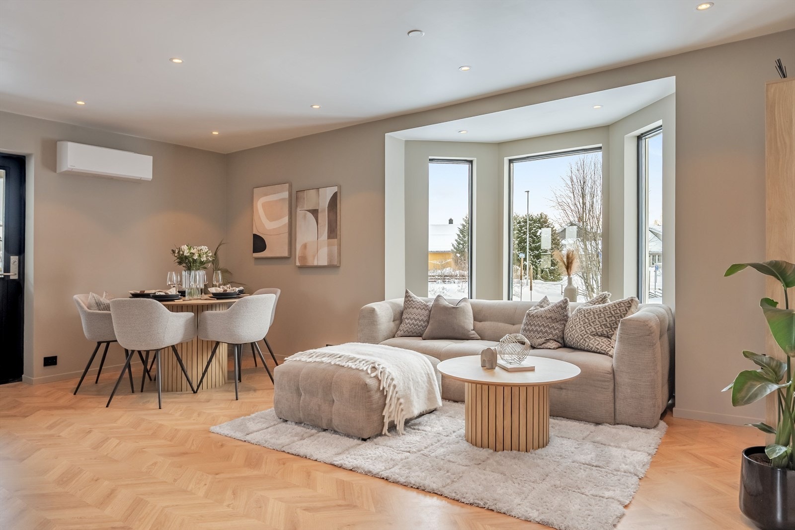 Stuen i 1. etasje er et lyst og innbydende rom med en flott karnapp som slipper inn nydelig lys. Det er montert nyere luft-til-luft varmepumpe som sørger for en god og jevn varme på vinterstid. Det er også elementpipe, men ikke tilkoblet ildsted. Galleribilde