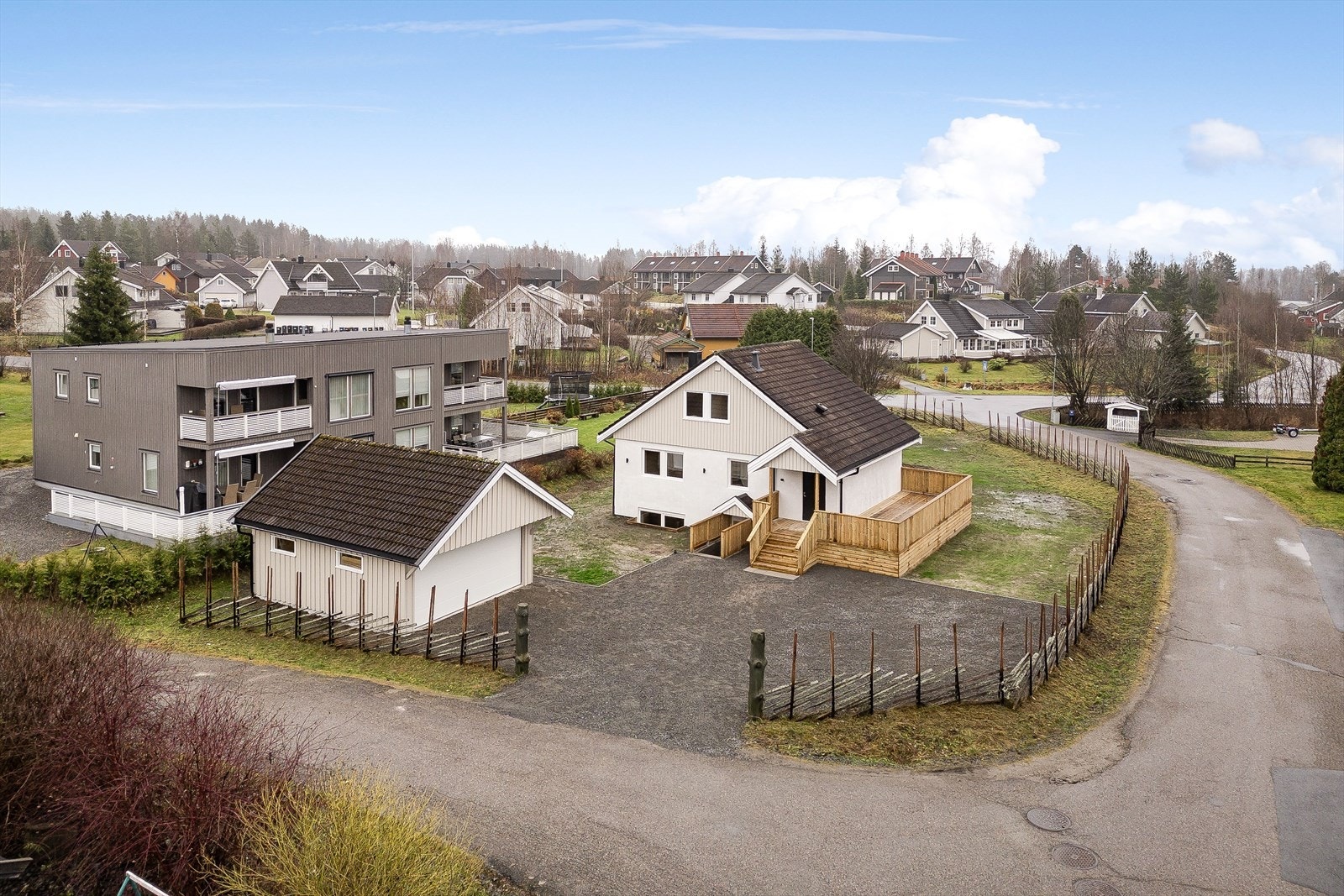 Elven Glomma ligger ikke langt fra eiendommen med fiske- og bademuligheter. Langs elven er det også en flott tursti med sittebenker og flere lekeplasser langs stien. Galleribilde