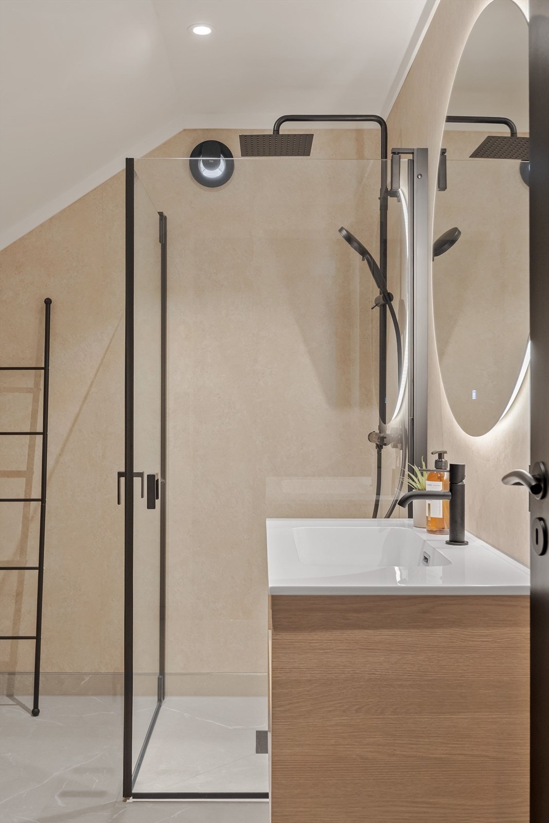 I tilknytning til soverommene i 2. etasje er det et pent bad/vaskerom som ble pusset opp i 2025. Baderommet har flislagt gulv med gulvvarme, våtromsplater på veggene, downlights i himlingen og elektrisk fuktstyrt vifte. Galleribilde