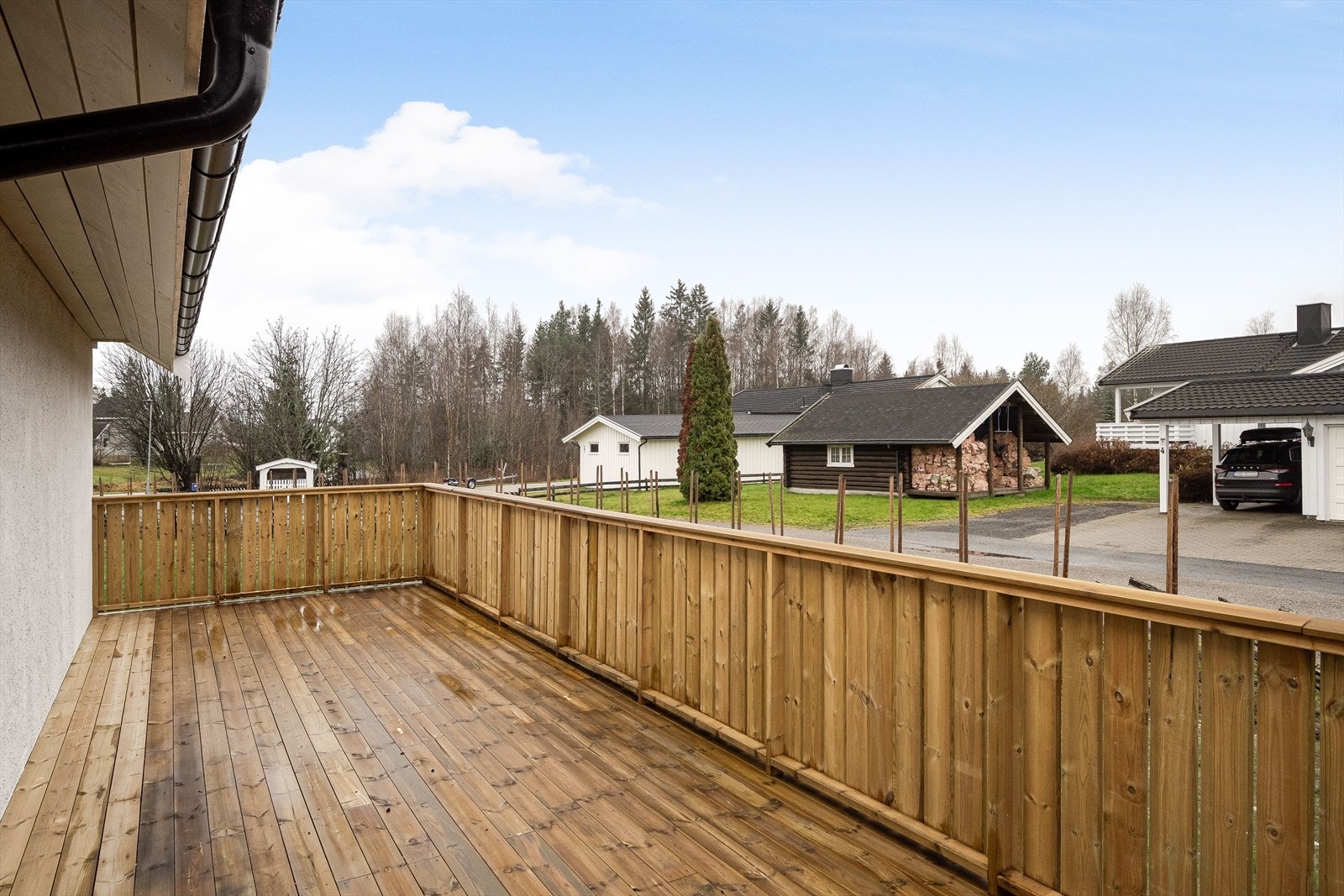 Terrassen som var ny i 2025 har impregnerte terrassebord og rekkverk av treverk. Beliggenheten mot vest sørger for gode solforhold til sent på kveld. Galleribilde