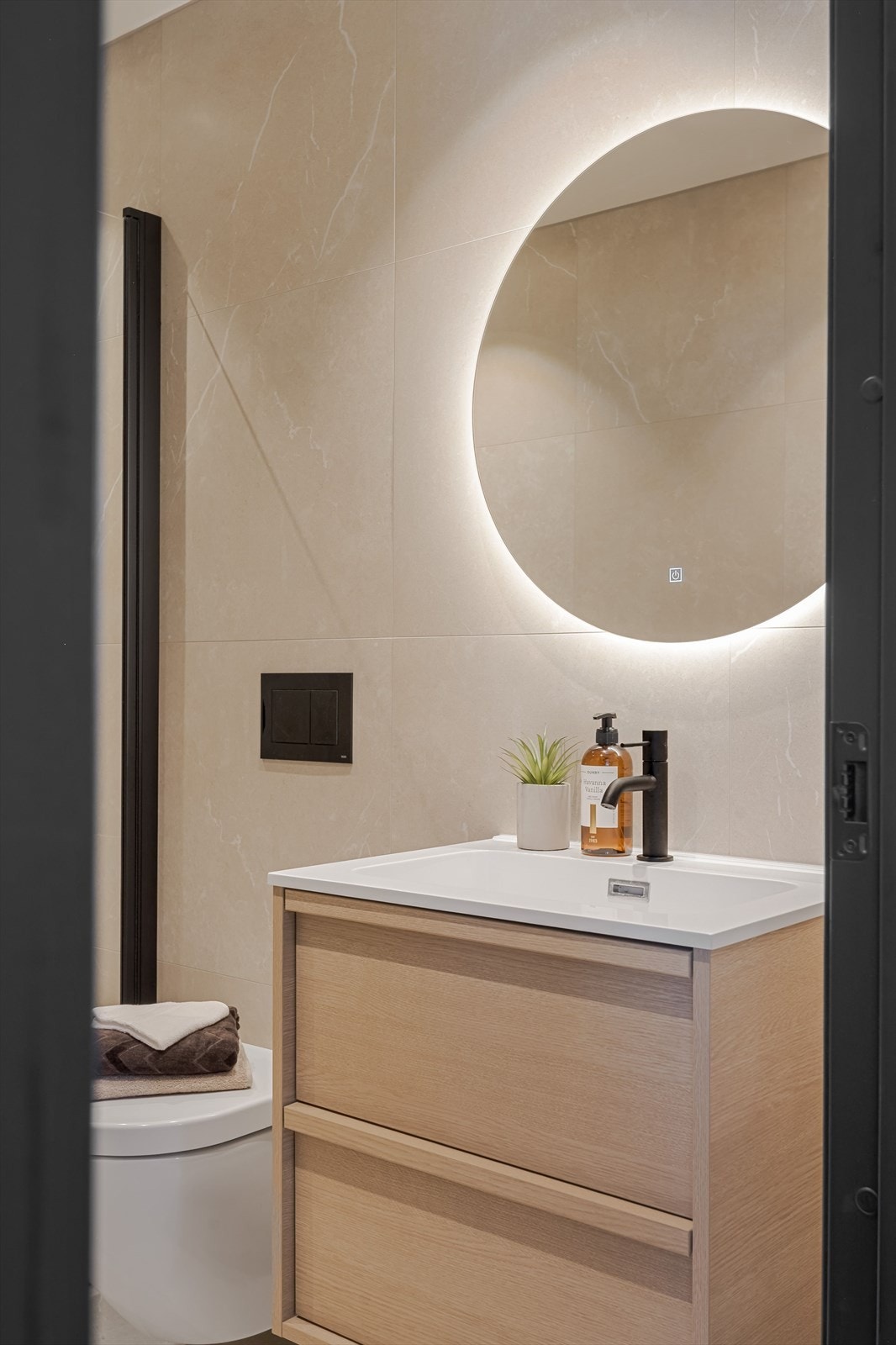 I boligens 1. etasje er det et lyst og delikat baderom som ble pusset opp i 2025. Baderommet har fine fliser på gulv og vegger, deilig gulvvarme, downlights i himlingen og elektrisk fuktstyrt vifte. Galleribilde