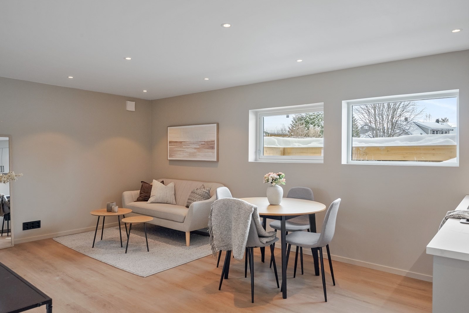 Åpen stue- og kjøkkenløsning i kjelleren. Det gjøres oppmerksom på at rommet er definert som hobbyrom (boligens tilleggsdel) i byggetegningene, og er derfor ikke godkjent for varig opphold. Galleribilde