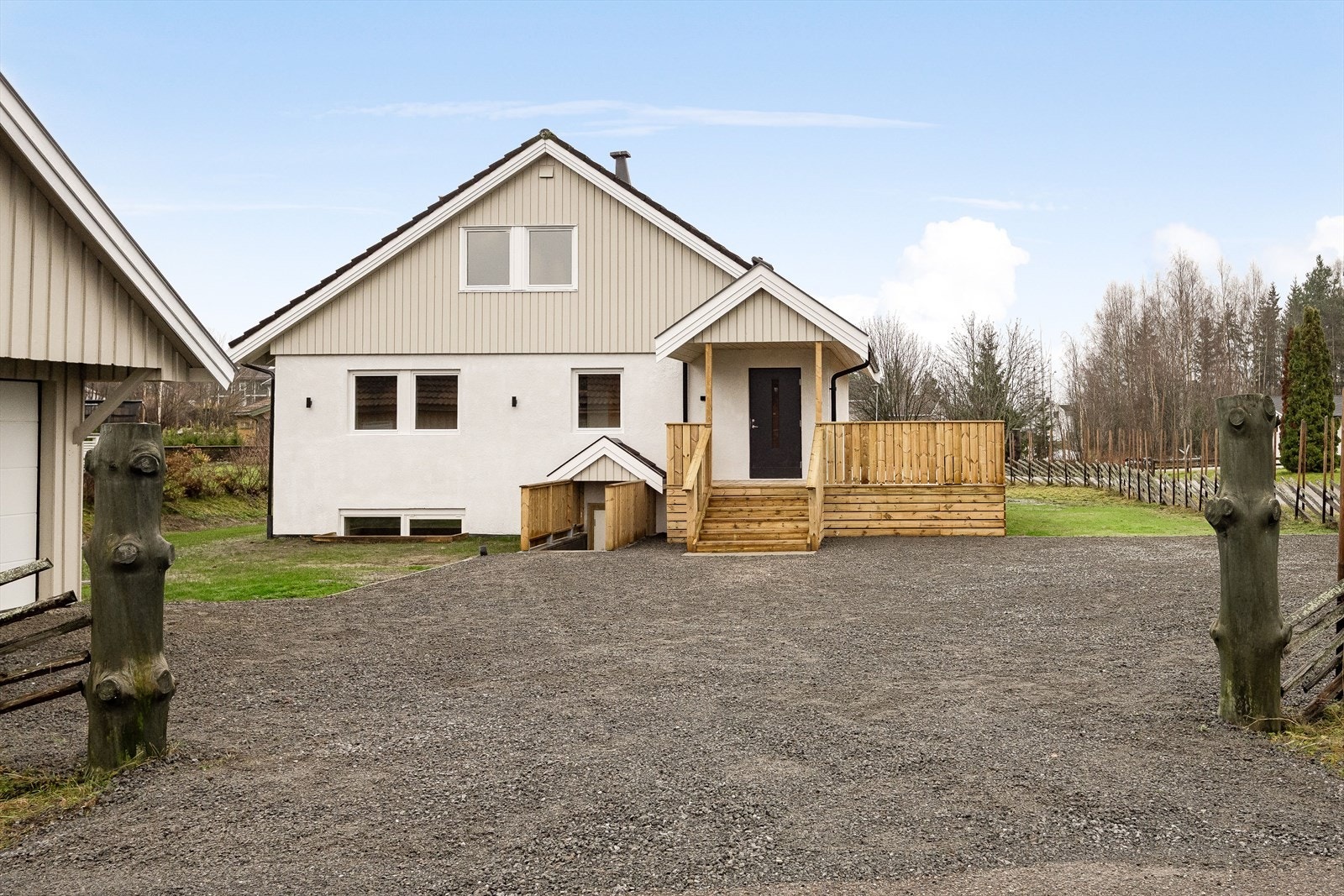 Det foreligger ferdigattest fra 2026 for bruksendring av kjelleren som har fått egen inngang og nye større vinduer. Galleribilde