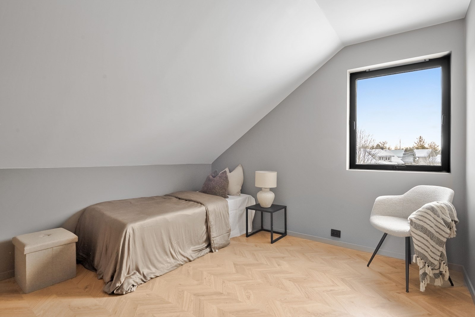 Boligen inneholder totalt 6 soverom hvorav tre ligger i 2. etasje, ett i 1. etasje og to i kjelleren. Galleribilde