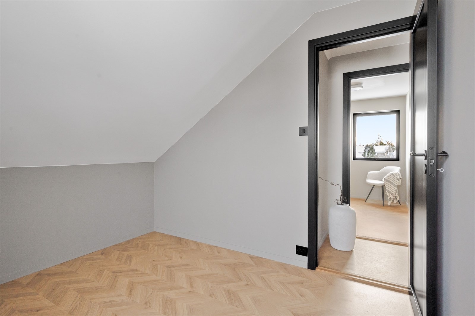 Soverommene i 2. etasje har samme høye standard fra 2025 med fint fiskebensgulv, glatte malte overflater og skjult elektrisk anlegg. Galleribilde