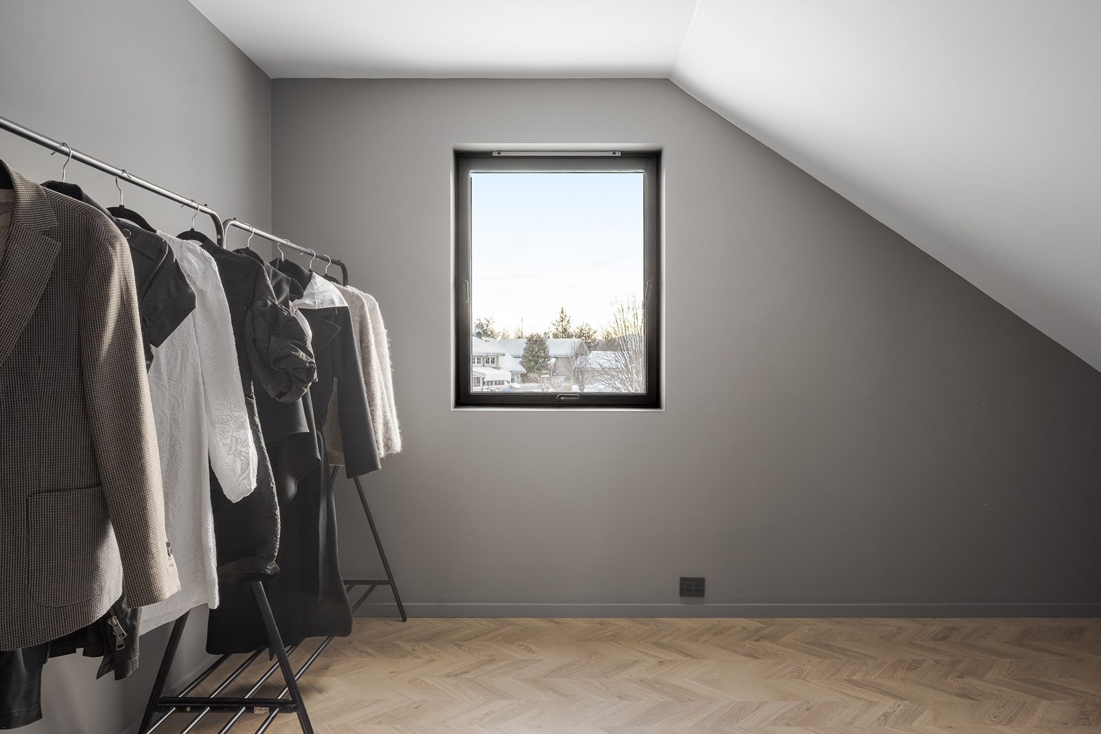 Boligen har gjennomgående sorte detaljer på vinduskarmer, lister, dører, stikkontakter og brytere - dette gir et stilrent og moderne uttrykk. Galleribilde