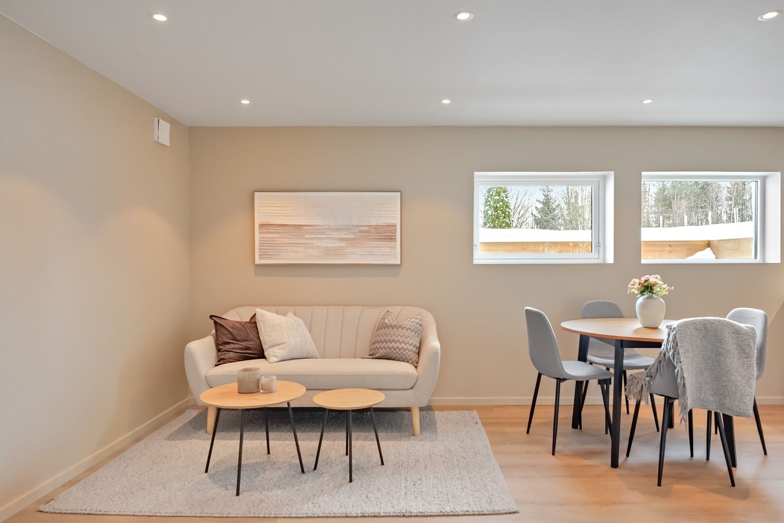 Kjelleren har egen inngang og er innredet med åpen stue- og kjøkkenløsning, 2 soverom og baderom. Galleribilde