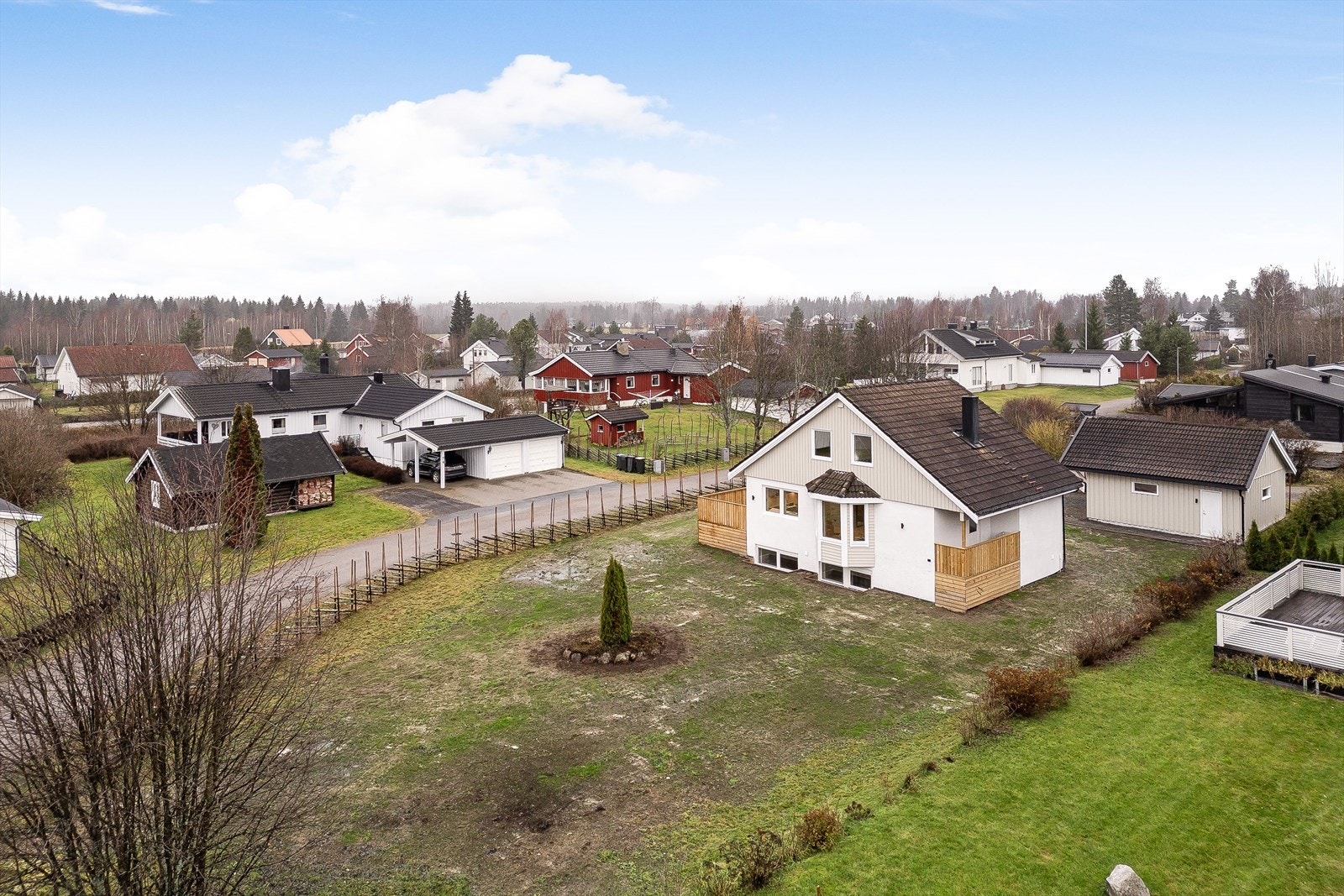 En stor og solrik eiendom på ca. 1 119m² som er opparbeidet med plen, noe beplantning og skigard. Galleribilde