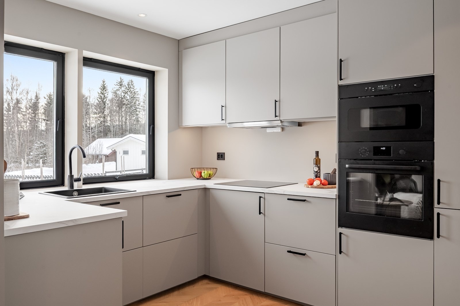 Du har god skap- og benkeplass i innredningen som har grå glatte fronter og laminert benkeplate med nedfelt oppvaskkum. Det er montert komfyrvakt ved platetoppen og lekkasjestopper under kjøkkenbenk. Galleribilde