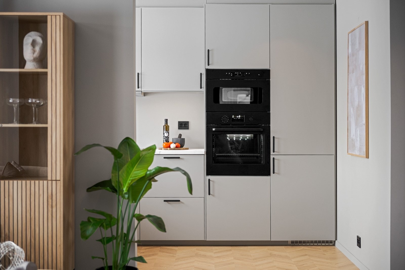 Stilren og moderne kjøkkeninnredning fra Ikea som var ny i 2025. Kjøkkenet er fullt utstyrt med integrerte hvitevarer som medfølger i handelen. Galleribilde