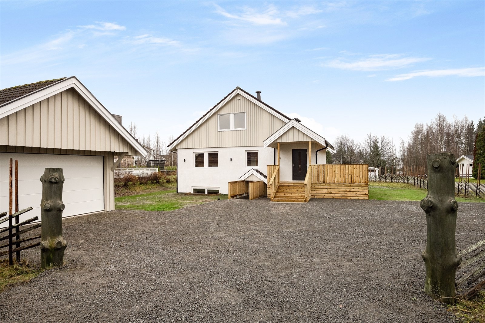 Eiendommen er også bebygd med en dobbeltgarasje på 35m² med elektrisk port og elbil-lader. Galleribilde
