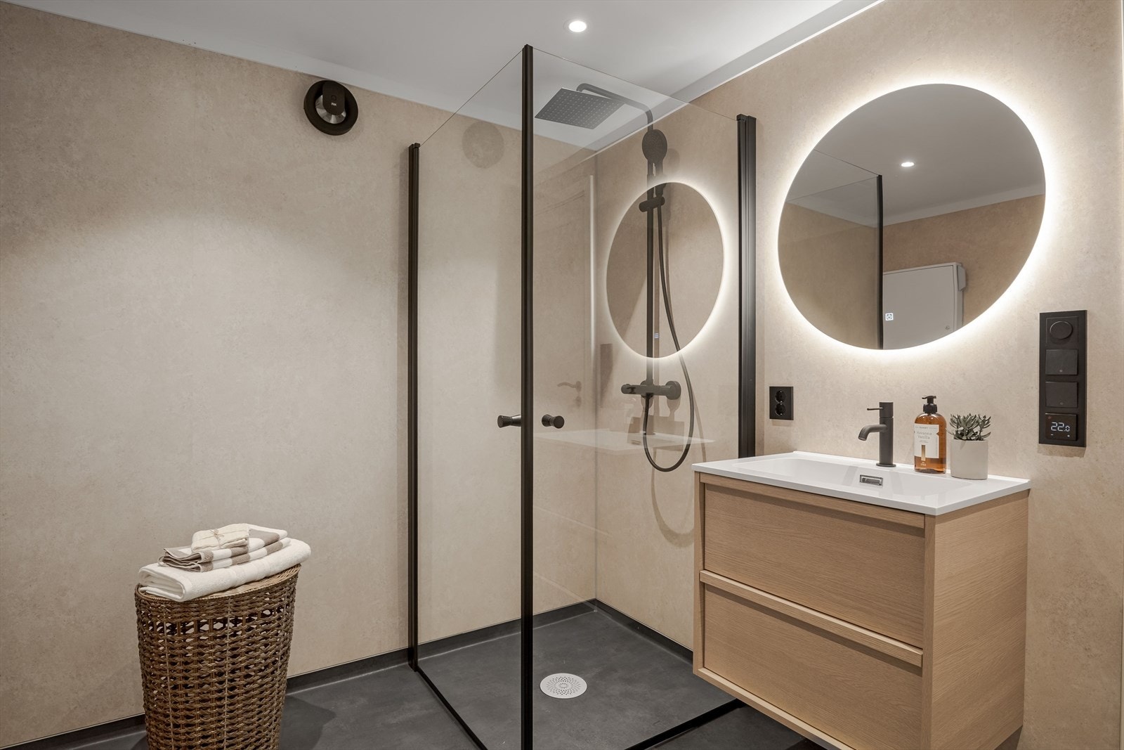 Flott bad/vaskerom fra 2025 i kjelleren. Det gjøres oppmerksom på at rommet er definert som bod i byggetegningen, og er derfor ikke godkjent for varig opphold. Galleribilde